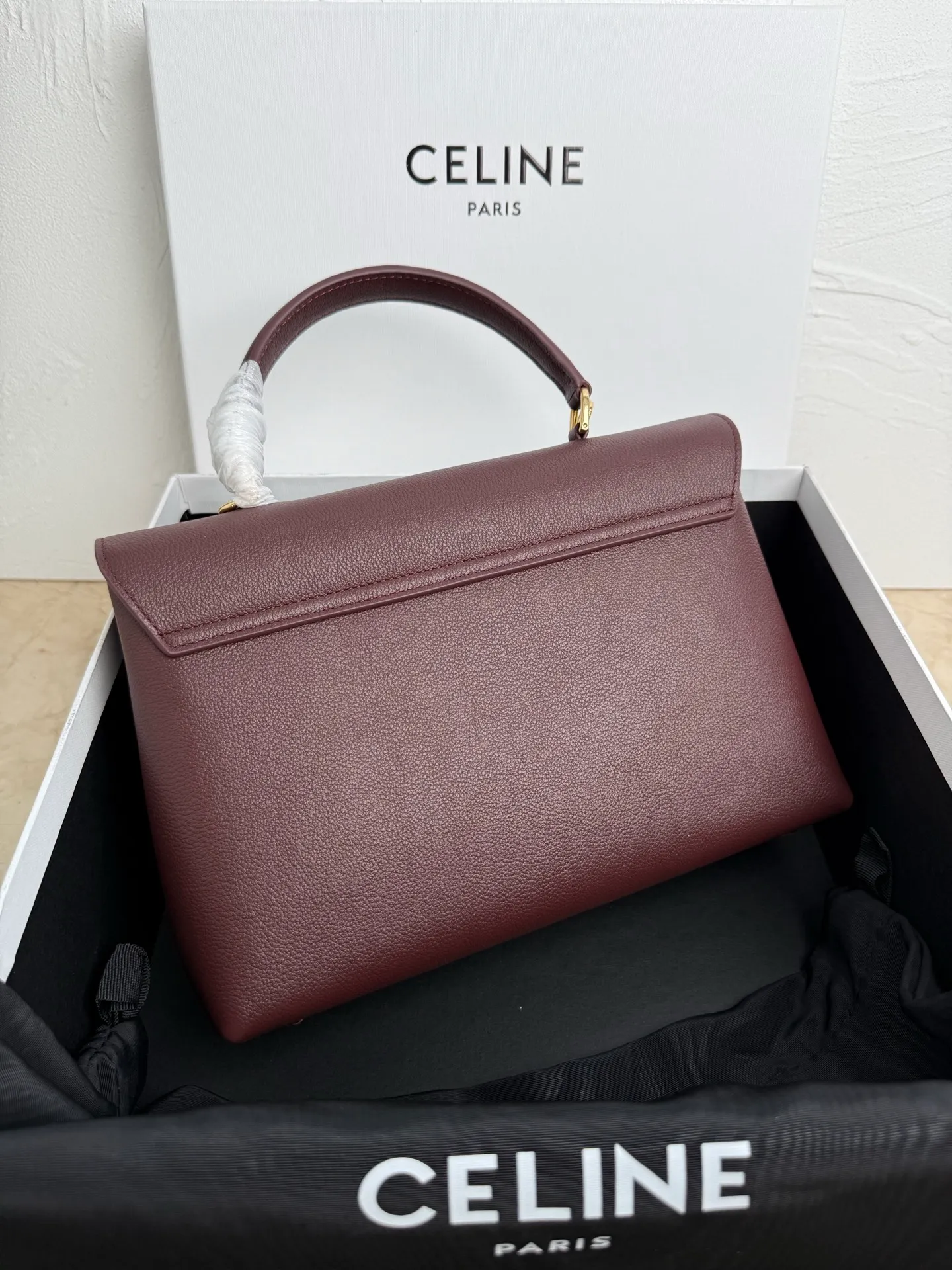p1760 New product launched 🅰️🅰️CE Arc de Triomphe kelly handbag 👜 New Arc de Triomphe storage bag full of high-end feel! The simple and exquisite silhouette presents a capable style and pure aesthetics. Whether it is calm black, low-key brown or soft pink, it exudes an unparalleled sense of luxury❤️ The lines of kelly's classic shape are simple and elegant, without unnecessary decoration, showing the aesthetic charm🫶🏻 Style number: 188836 Color: burgundy Size: 25.5x18.5x10