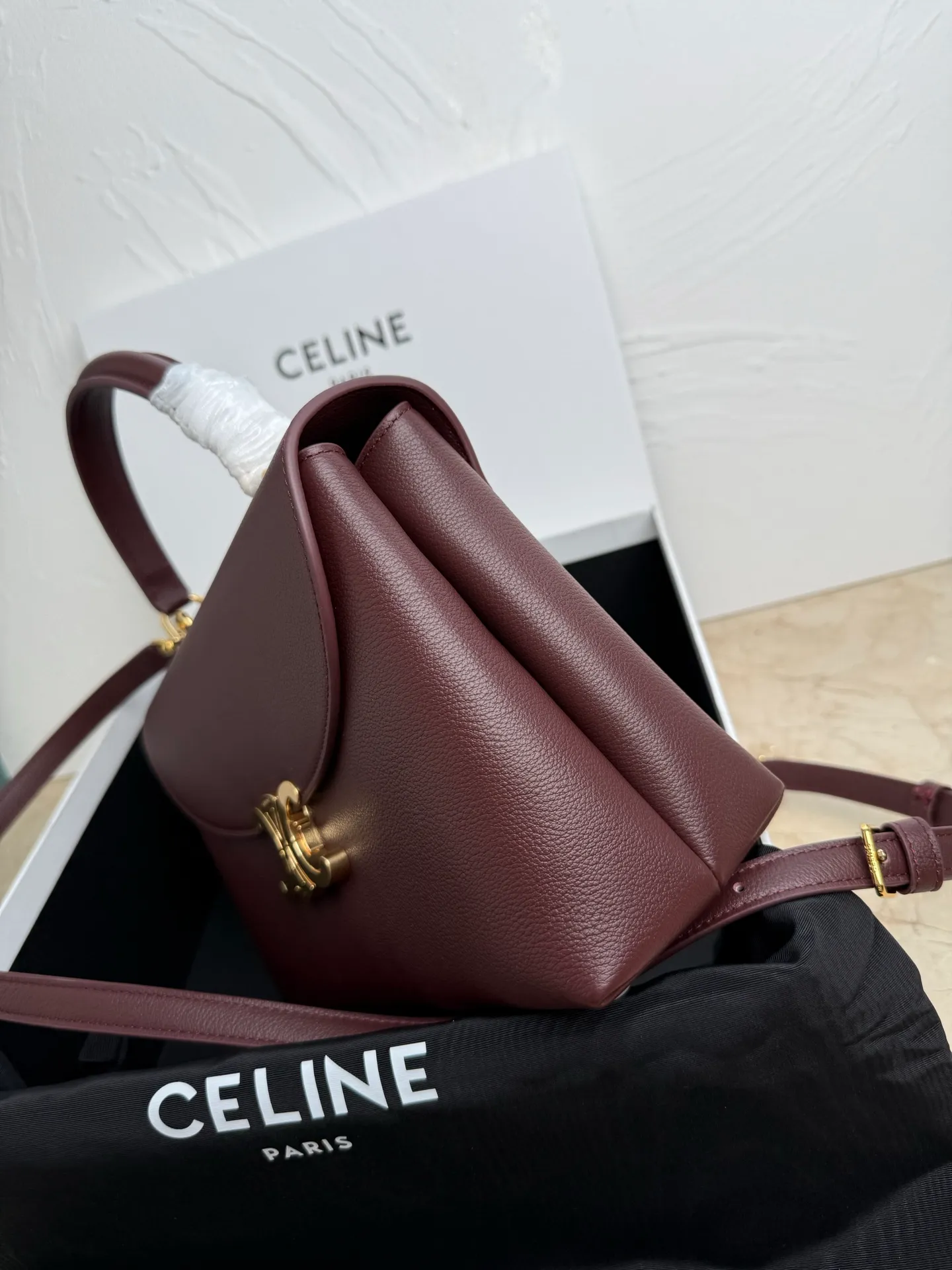 p1760 New product launched 🅰️🅰️CE Arc de Triomphe kelly handbag 👜 New Arc de Triomphe storage bag full of high-end feel! The simple and exquisite silhouette presents a capable style and pure aesthetics. Whether it is calm black, low-key brown or soft pink, it exudes an unparalleled sense of luxury❤️ The lines of kelly's classic shape are simple and elegant, without unnecessary decoration, showing the aesthetic charm🫶🏻 Style number: 188836 Color: burgundy Size: 25.5x18.5x10