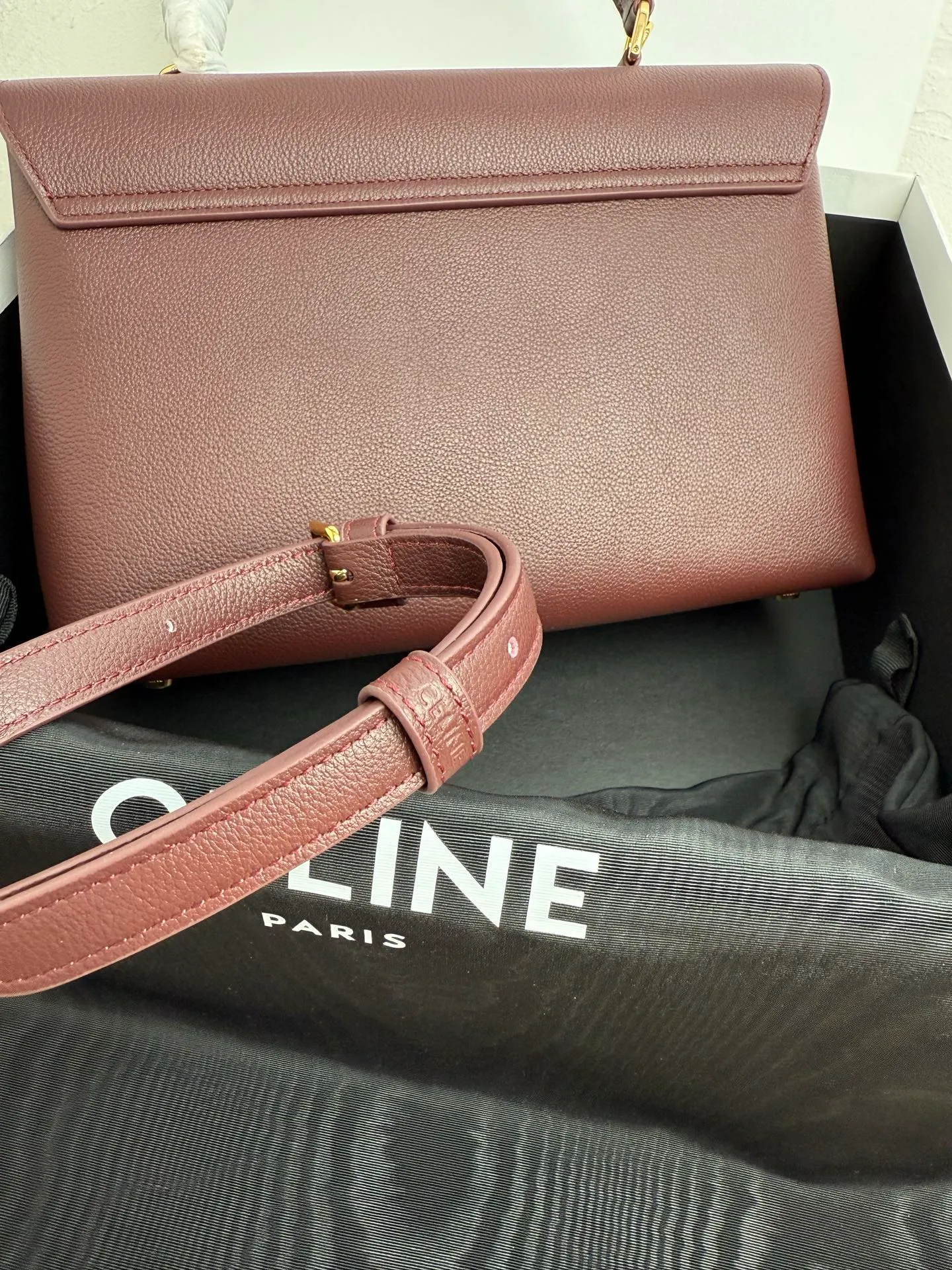 p1760 New product launched 🅰️🅰️CE Arc de Triomphe kelly handbag 👜 New Arc de Triomphe storage bag full of high-end feel! The simple and exquisite silhouette presents a capable style and pure aesthetics. Whether it is calm black, low-key brown or soft pink, it exudes an unparalleled sense of luxury❤️ The lines of kelly's classic shape are simple and elegant, without unnecessary decoration, showing the aesthetic charm🫶🏻 Style number: 188836 Color: burgundy Size: 25.5x18.5x10