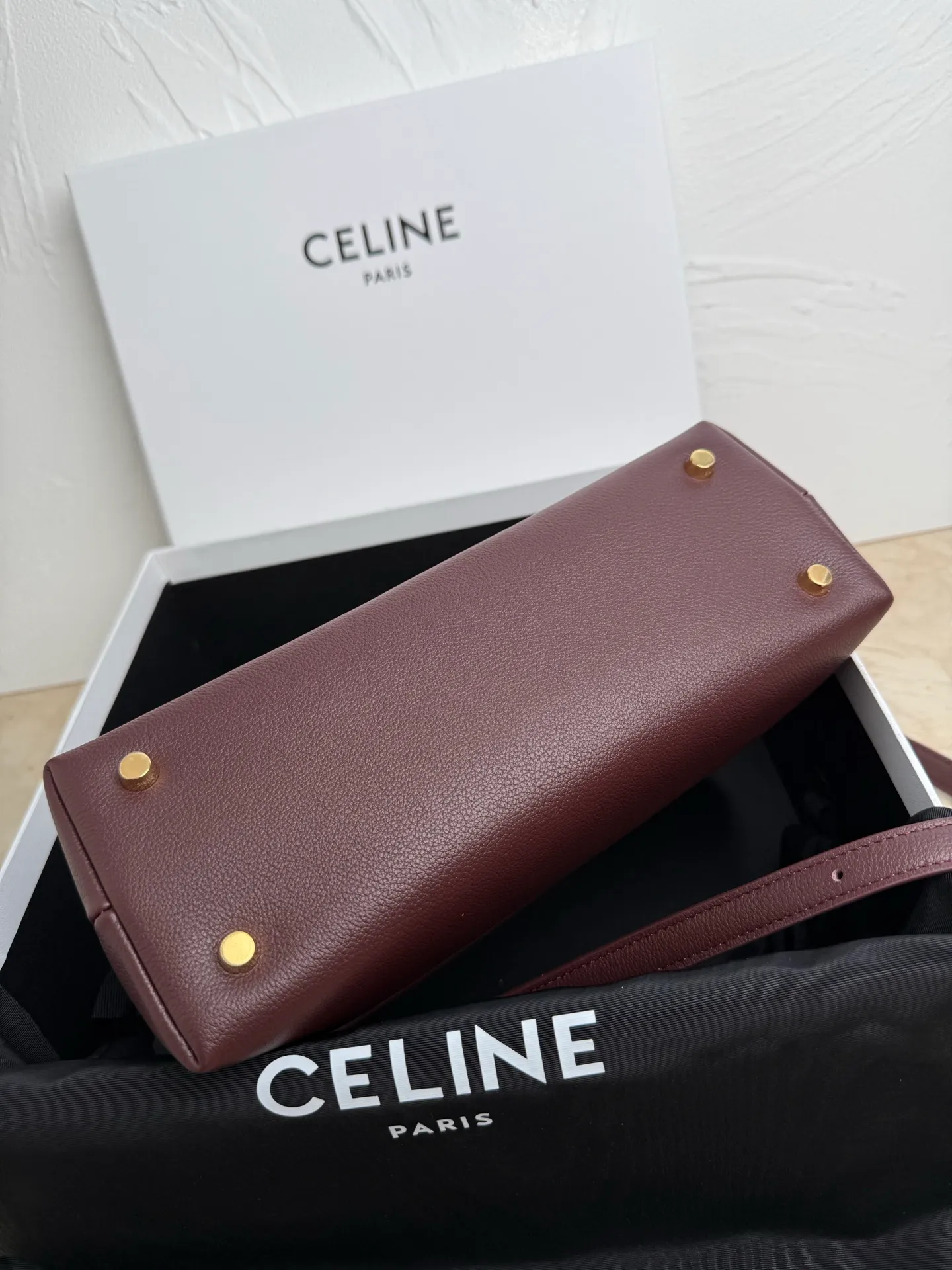 p1760 New product launched 🅰️🅰️CE Arc de Triomphe kelly handbag 👜 New Arc de Triomphe storage bag full of high-end feel! The simple and exquisite silhouette presents a capable style and pure aesthetics. Whether it is calm black, low-key brown or soft pink, it exudes an unparalleled sense of luxury❤️ The lines of kelly's classic shape are simple and elegant, without unnecessary decoration, showing the aesthetic charm🫶🏻 Style number: 188836 Color: burgundy Size: 25.5x18.5x10