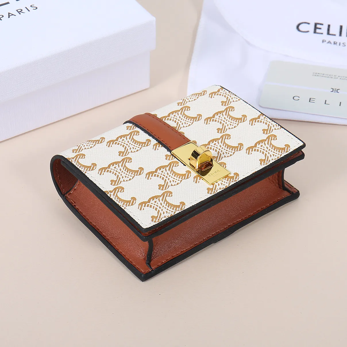 💰130, Celine's new card holder, TRIOMPHE flip card holder, classic pattern with plain microfiber inside, rotating lock closure, 1 thickened main compartment, 2 inner card slots. No.: 10M473 Size: 10.5x8.5x3 cm
