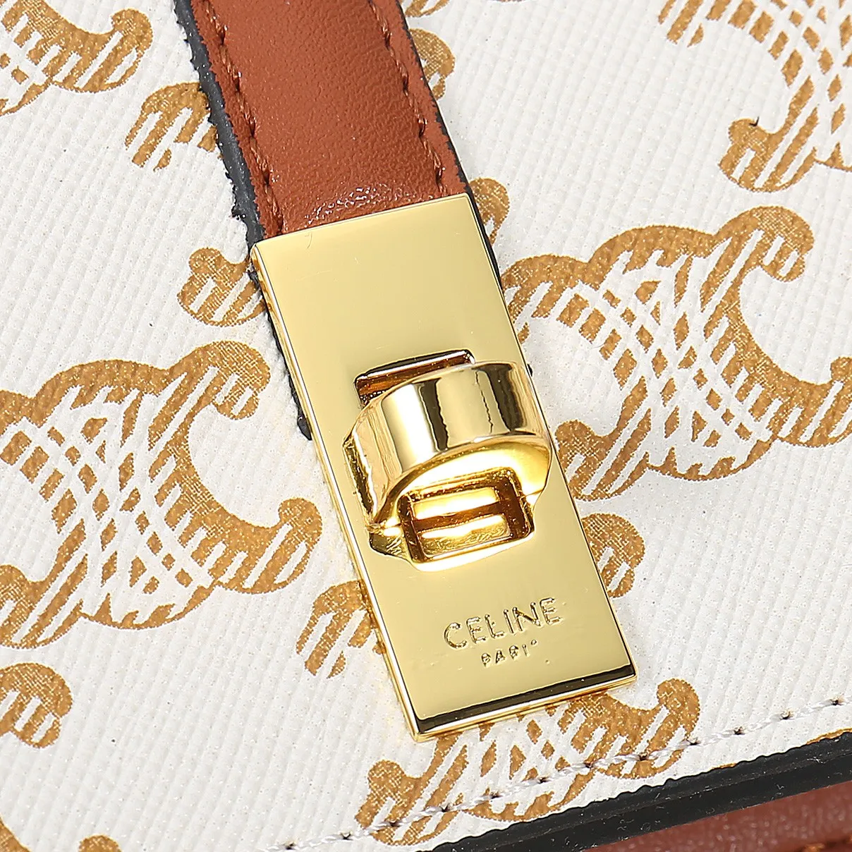 💰130, Celine's new card holder, TRIOMPHE flip card holder, classic pattern with plain microfiber inside, rotating lock closure, 1 thickened main compartment, 2 inner card slots. No.: 10M473 Size: 10.5x8.5x3 cm