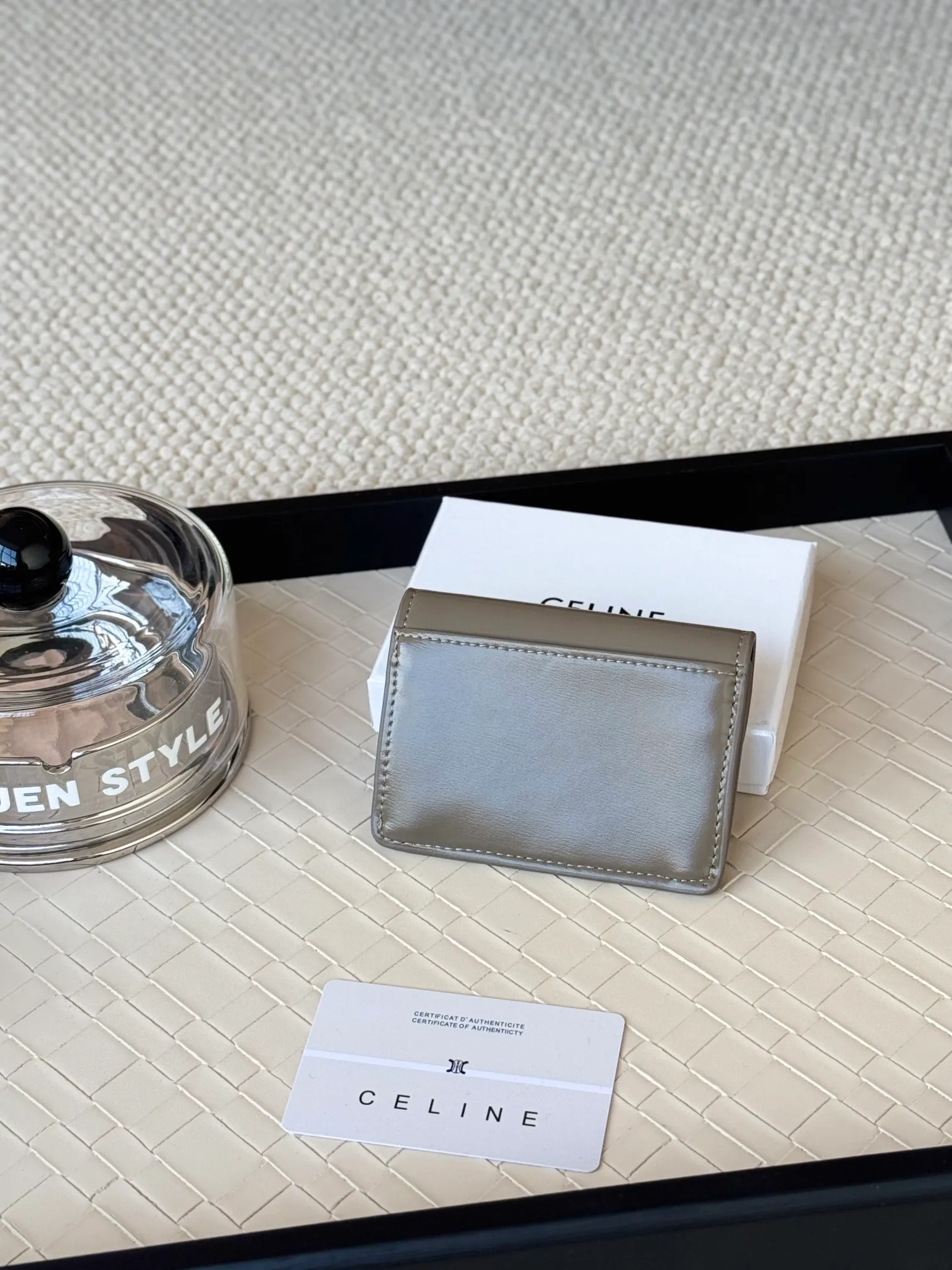💰130 Celine's new card holder is online, ce's new classic card holder, with cow leather interior and triomphe snap closure, with 4 card slots inside and 1 outside card slot. It is easy to carry when going out, looks and wear-resistant, and is super light weight! Style number: 10L583 Size: 10.5x7x1cm