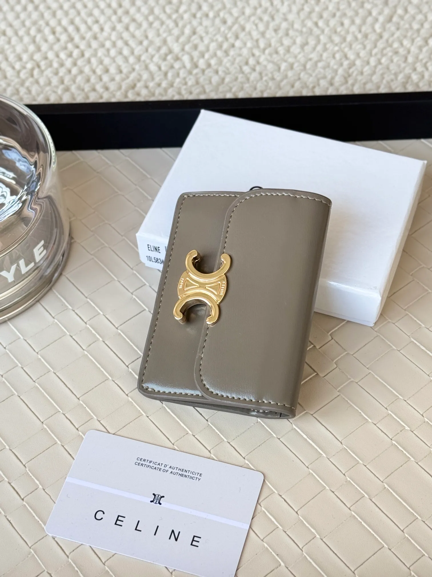 💰130 Celine's new card holder is online, ce's new classic card holder, with cow leather interior and triomphe snap closure, with 4 card slots inside and 1 outside card slot. It is easy to carry when going out, looks and wear-resistant, and is super light weight! Style number: 10L583 Size: 10.5x7x1cm