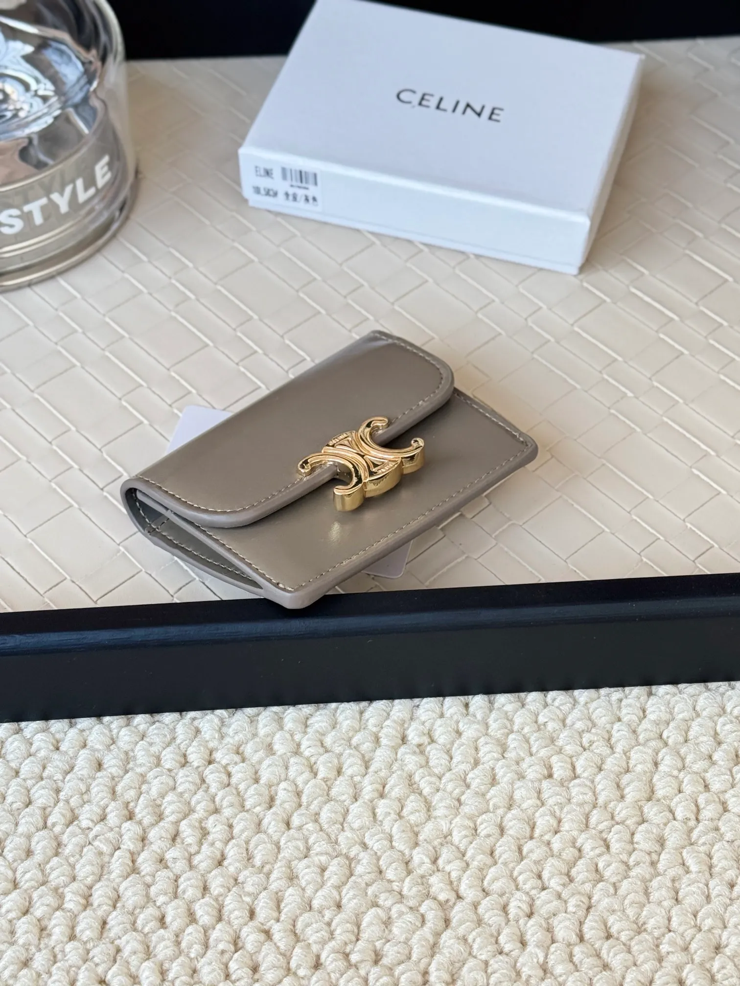 💰130 Celine's new card holder is online, ce's new classic card holder, with cow leather interior and triomphe snap closure, with 4 card slots inside and 1 outside card slot. It is easy to carry when going out, looks and wear-resistant, and is super light weight! Style number: 10L583 Size: 10.5x7x1cm
