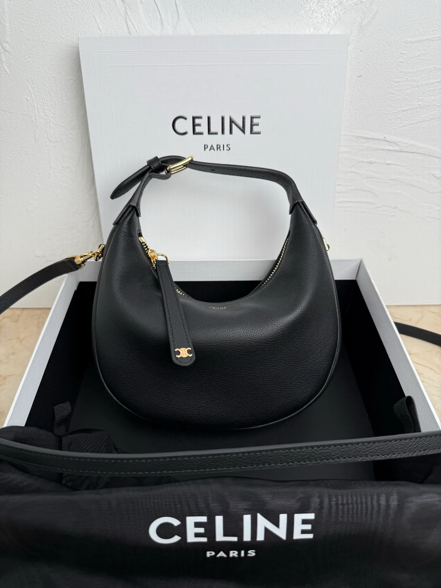 p1460 new product online 🅰️🅰️ CE new LuLu bag This time CE’s new LuLu bag is really stunning. I was struck by this crescent bag at first glance. It has a sense of high-end. The body of the bag is made of soft calfskin and feels like rua clouds. The hardware is all old and retro style. When paired with it, the temperament takes off. The most amazing thing is this bag shape! It can be salty, sweet, commuting, dating, cross-body, or one-shoulder. They are all very beautiful, and the capacity is completely sufficient for daily use. Paired with a coat, it looks like a lady, and paired with a sweater, it is very casual and casual. It is really versatile! ♻️ Style number: 119599 Color: black Size: 22x15x5cm