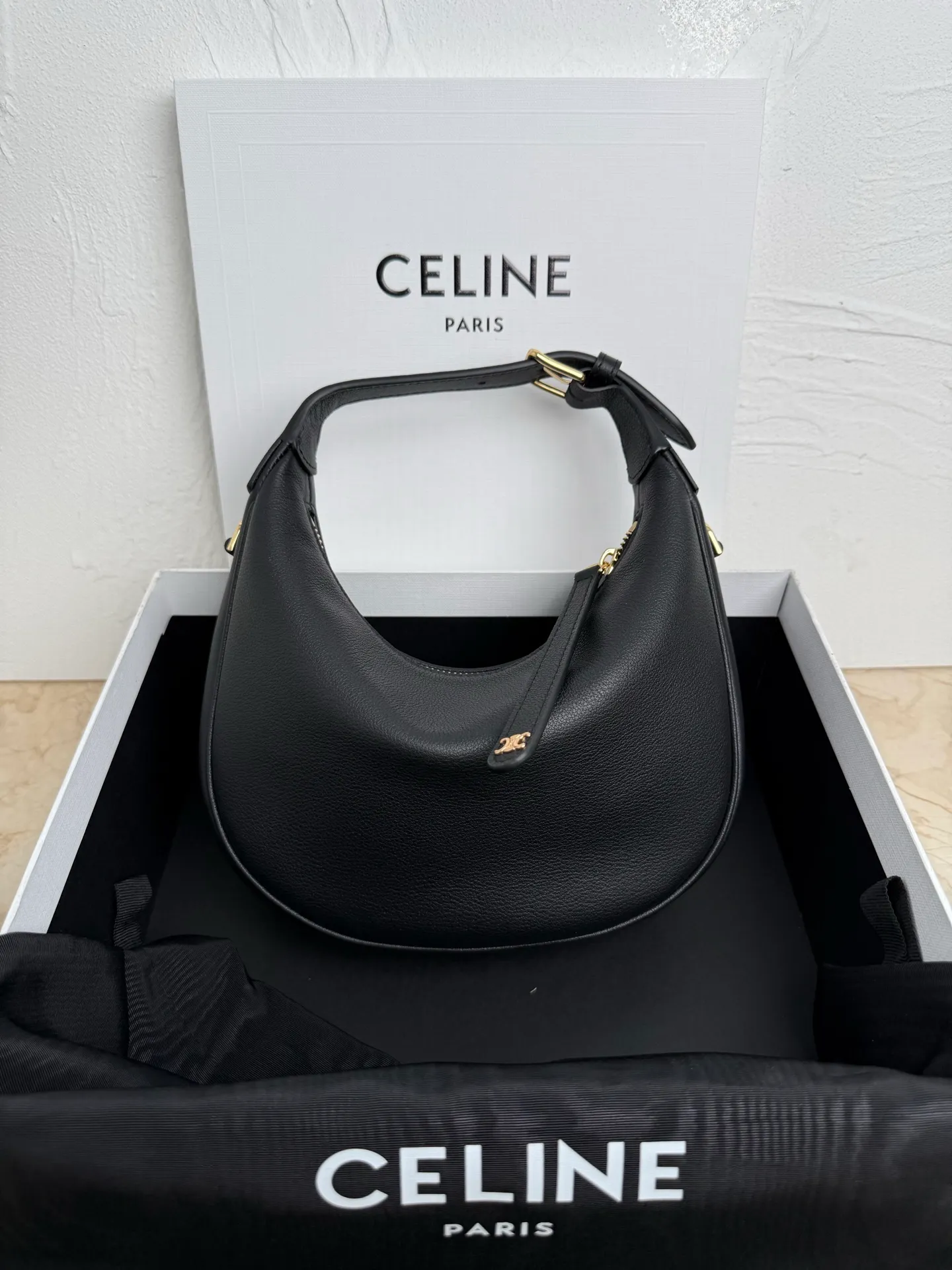 p1460 new product online 🅰️🅰️ CE new LuLu bag This time CE’s new LuLu bag is really stunning. I was struck by this crescent bag at first glance. It has a sense of high-end. The body of the bag is made of soft calfskin and feels like rua clouds. The hardware is all old and retro style. When paired with it, the temperament takes off. The most amazing thing is this bag shape! It can be salty, sweet, commuting, dating, cross-body, or one-shoulder. They are all very beautiful, and the capacity is completely sufficient for daily use. Paired with a coat, it looks like a lady, and paired with a sweater, it is very casual and casual. It is really versatile! ♻️ Style number: 119599 Color: black Size: 22x15x5cm