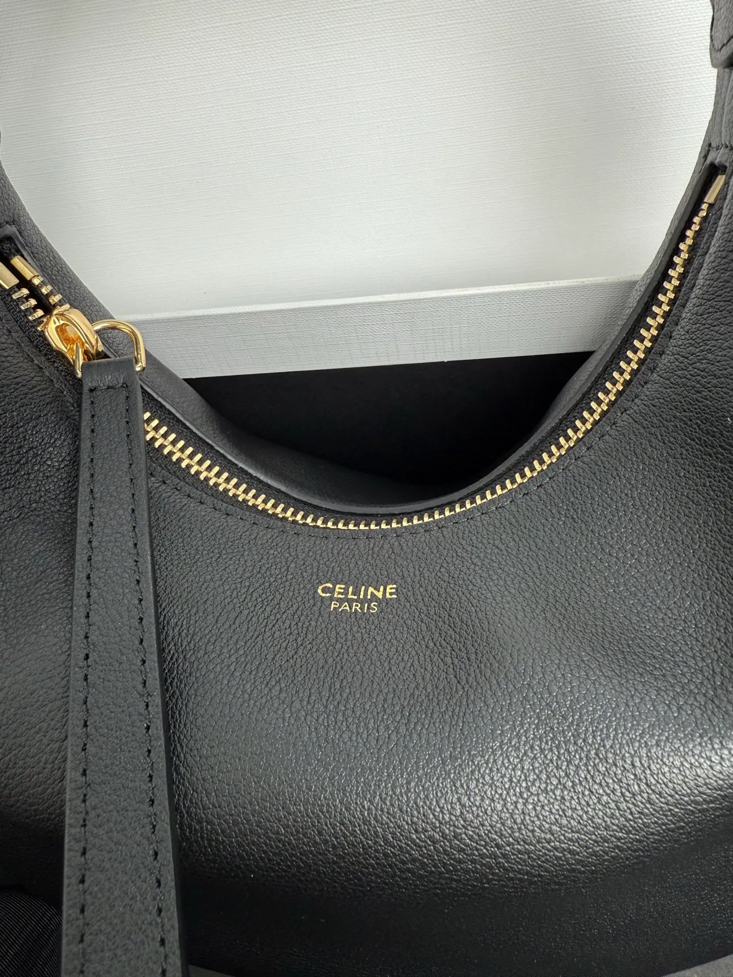 p1460 new product online 🅰️🅰️ CE new LuLu bag This time CE’s new LuLu bag is really stunning. I was struck by this crescent bag at first glance. It has a sense of high-end. The body of the bag is made of soft calfskin and feels like rua clouds. The hardware is all old and retro style. When paired with it, the temperament takes off. The most amazing thing is this bag shape! It can be salty, sweet, commuting, dating, cross-body, or one-shoulder. They are all very beautiful, and the capacity is completely sufficient for daily use. Paired with a coat, it looks like a lady, and paired with a sweater, it is very casual and casual. It is really versatile! ♻️ Style number: 119599 Color: black Size: 22x15x5cm