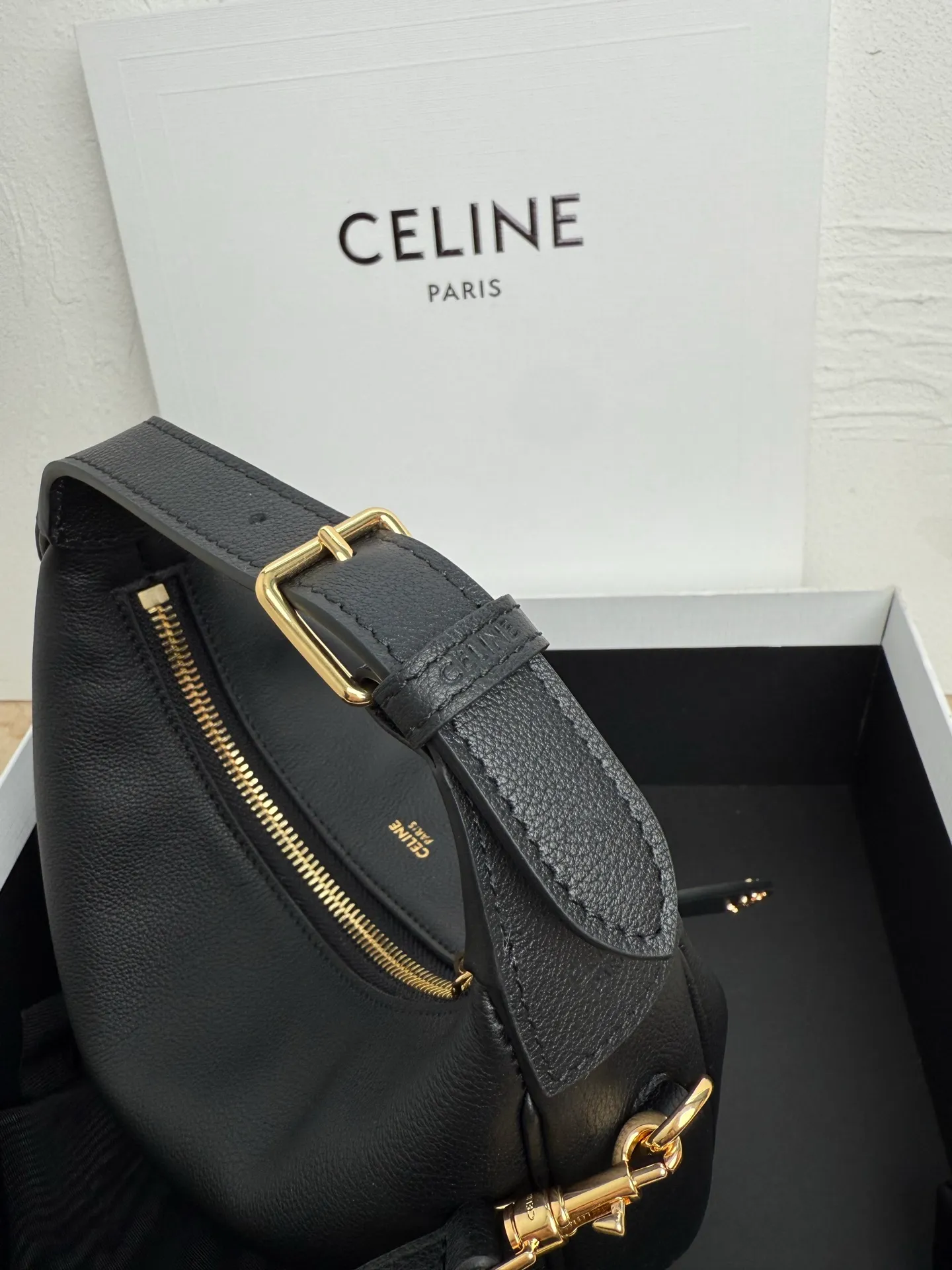p1460 new product online 🅰️🅰️ CE new LuLu bag This time CE’s new LuLu bag is really stunning. I was struck by this crescent bag at first glance. It has a sense of high-end. The body of the bag is made of soft calfskin and feels like rua clouds. The hardware is all old and retro style. When paired with it, the temperament takes off. The most amazing thing is this bag shape! It can be salty, sweet, commuting, dating, cross-body, or one-shoulder. They are all very beautiful, and the capacity is completely sufficient for daily use. Paired with a coat, it looks like a lady, and paired with a sweater, it is very casual and casual. It is really versatile! ♻️ Style number: 119599 Color: black Size: 22x15x5cm