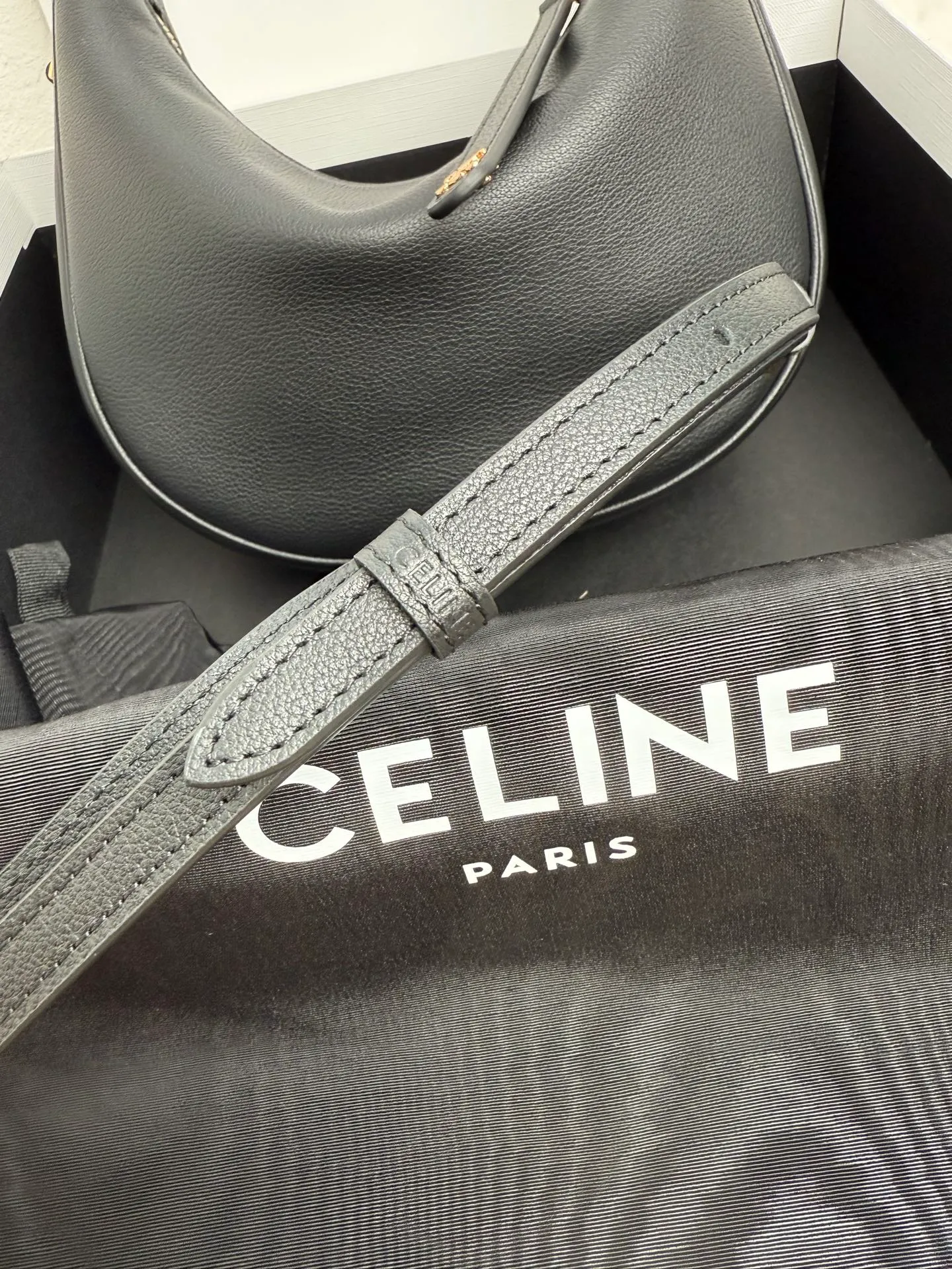 p1460 new product online 🅰️🅰️ CE new LuLu bag This time CE’s new LuLu bag is really stunning. I was struck by this crescent bag at first glance. It has a sense of high-end. The body of the bag is made of soft calfskin and feels like rua clouds. The hardware is all old and retro style. When paired with it, the temperament takes off. The most amazing thing is this bag shape! It can be salty, sweet, commuting, dating, cross-body, or one-shoulder. They are all very beautiful, and the capacity is completely sufficient for daily use. Paired with a coat, it looks like a lady, and paired with a sweater, it is very casual and casual. It is really versatile! ♻️ Style number: 119599 Color: black Size: 22x15x5cm