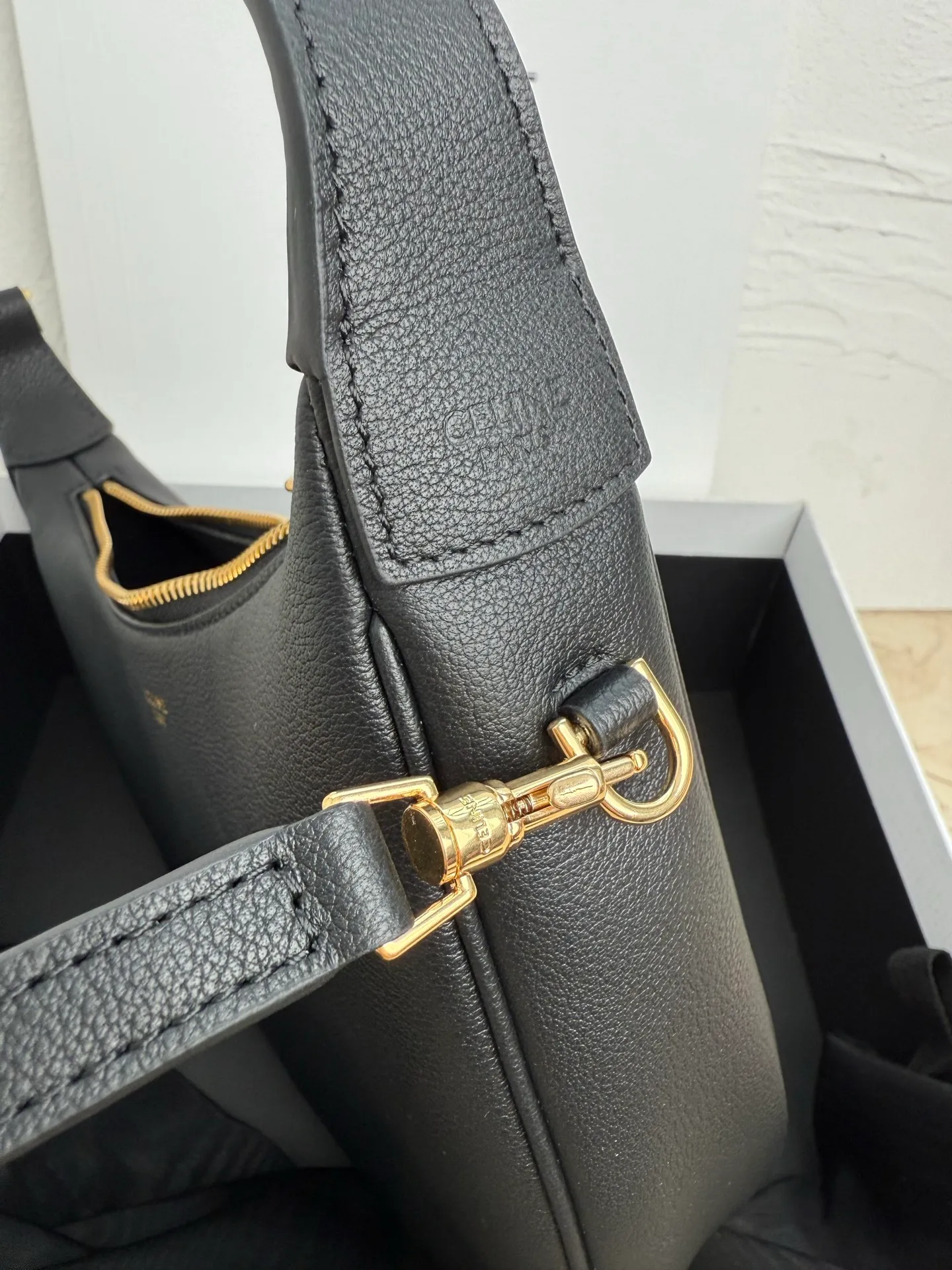 p1460 new product online 🅰️🅰️ CE new LuLu bag This time CE’s new LuLu bag is really stunning. I was struck by this crescent bag at first glance. It has a sense of high-end. The body of the bag is made of soft calfskin and feels like rua clouds. The hardware is all old and retro style. When paired with it, the temperament takes off. The most amazing thing is this bag shape! It can be salty, sweet, commuting, dating, cross-body, or one-shoulder. They are all very beautiful, and the capacity is completely sufficient for daily use. Paired with a coat, it looks like a lady, and paired with a sweater, it is very casual and casual. It is really versatile! ♻️ Style number: 119599 Color: black Size: 22x15x5cm