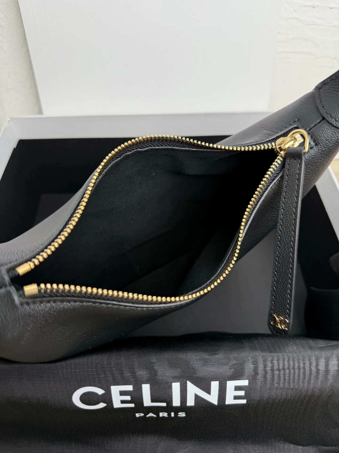 p1460 new product online 🅰️🅰️ CE new LuLu bag This time CE’s new LuLu bag is really stunning. I was struck by this crescent bag at first glance. It has a sense of high-end. The body of the bag is made of soft calfskin and feels like rua clouds. The hardware is all old and retro style. When paired with it, the temperament takes off. The most amazing thing is this bag shape! It can be salty, sweet, commuting, dating, cross-body, or one-shoulder. They are all very beautiful, and the capacity is completely sufficient for daily use. Paired with a coat, it looks like a lady, and paired with a sweater, it is very casual and casual. It is really versatile! ♻️ Style number: 119599 Color: black Size: 22x15x5cm