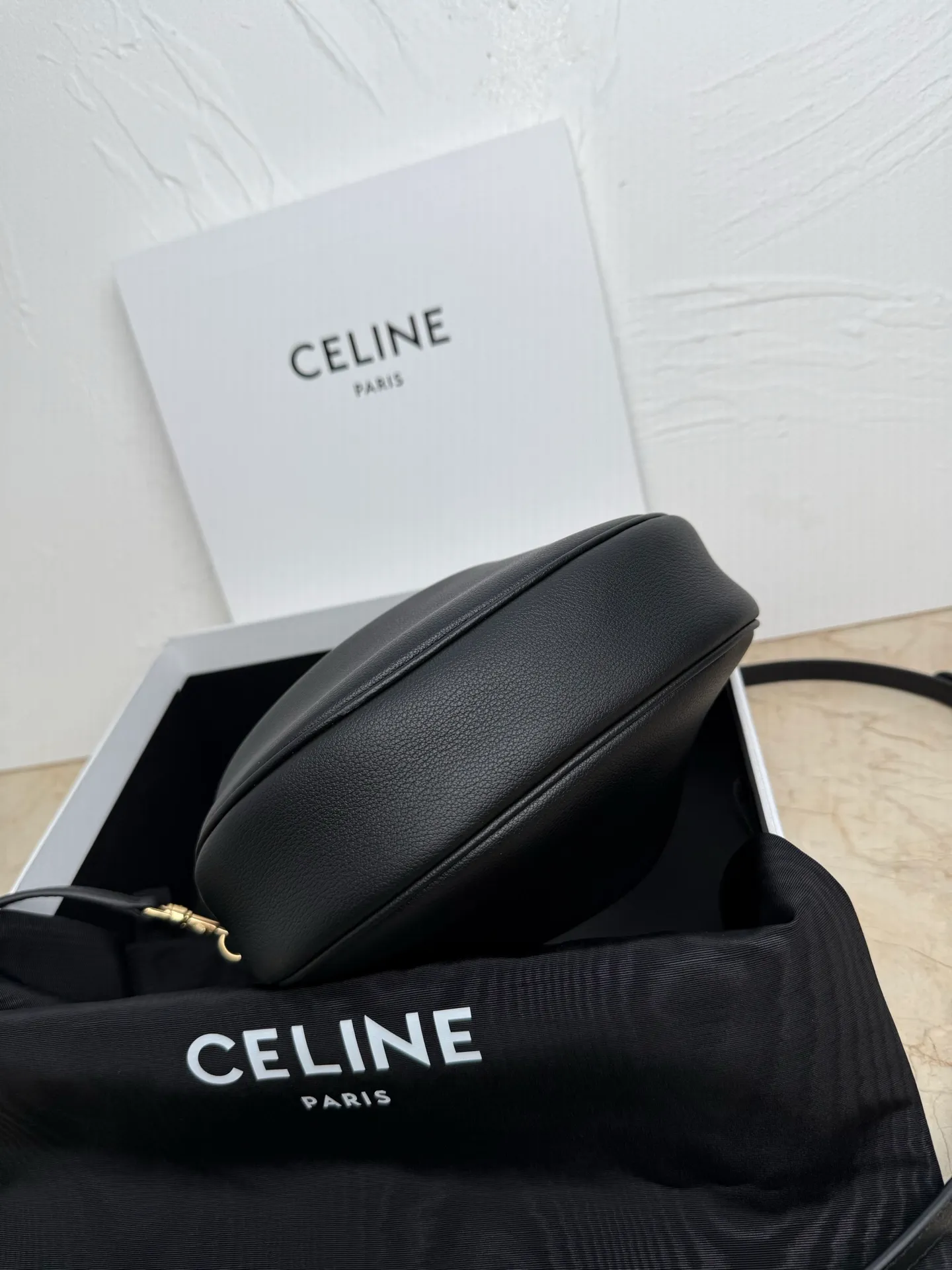 p1460 new product online 🅰️🅰️ CE new LuLu bag This time CE’s new LuLu bag is really stunning. I was struck by this crescent bag at first glance. It has a sense of high-end. The body of the bag is made of soft calfskin and feels like rua clouds. The hardware is all old and retro style. When paired with it, the temperament takes off. The most amazing thing is this bag shape! It can be salty, sweet, commuting, dating, cross-body, or one-shoulder. They are all very beautiful, and the capacity is completely sufficient for daily use. Paired with a coat, it looks like a lady, and paired with a sweater, it is very casual and casual. It is really versatile! ♻️ Style number: 119599 Color: black Size: 22x15x5cm
