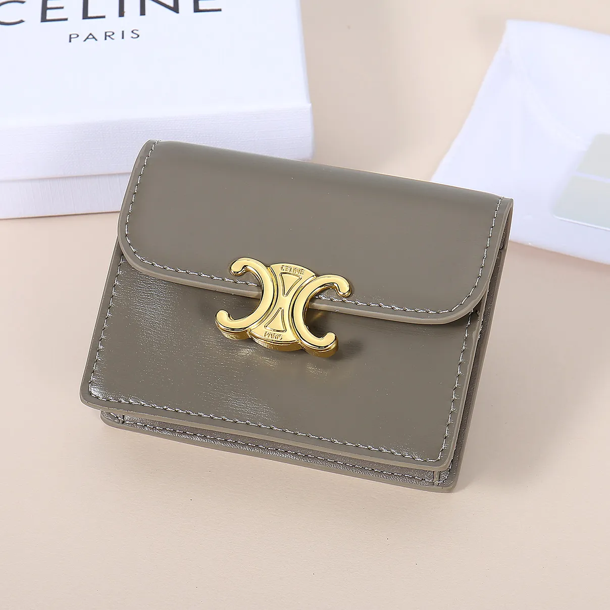 💰130, Celine's new card holder, TRIOMPHE business card holder, large cowhide with plain microfiber interior, gold finish TRIOMPHE metal snap closure, 1 thickened main compartment, 3 inner card slots. No.: 10N063 Size: 10.5x8.5x3 cm