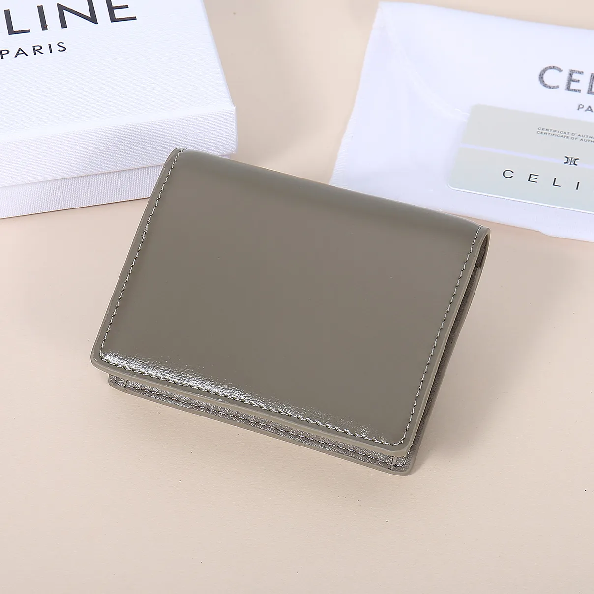 💰130, Celine's new card holder, TRIOMPHE business card holder, large cowhide with plain microfiber interior, gold finish TRIOMPHE metal snap closure, 1 thickened main compartment, 3 inner card slots. No.: 10N063 Size: 10.5x8.5x3 cm