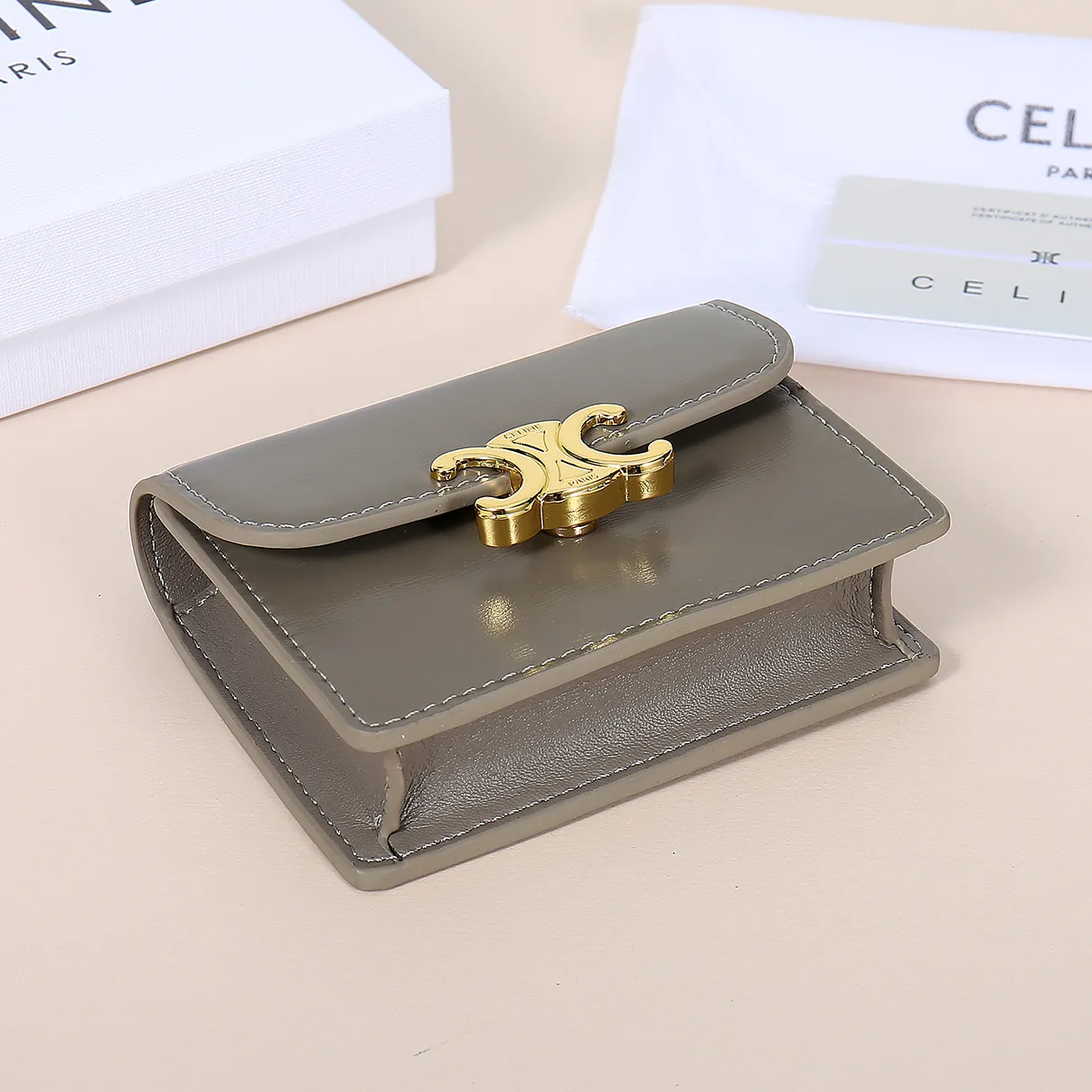 💰130, Celine's new card holder, TRIOMPHE business card holder, large cowhide with plain microfiber interior, gold finish TRIOMPHE metal snap closure, 1 thickened main compartment, 3 inner card slots. No.: 10N063 Size: 10.5x8.5x3 cm
