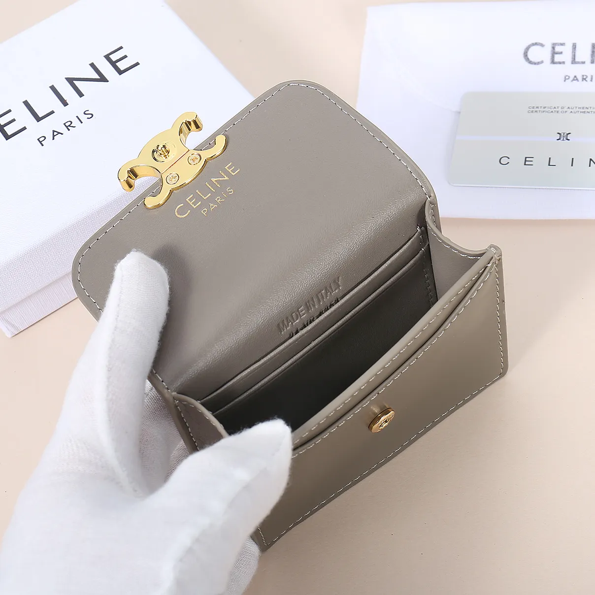 💰130, Celine's new card holder, TRIOMPHE business card holder, large cowhide with plain microfiber interior, gold finish TRIOMPHE metal snap closure, 1 thickened main compartment, 3 inner card slots. No.: 10N063 Size: 10.5x8.5x3 cm