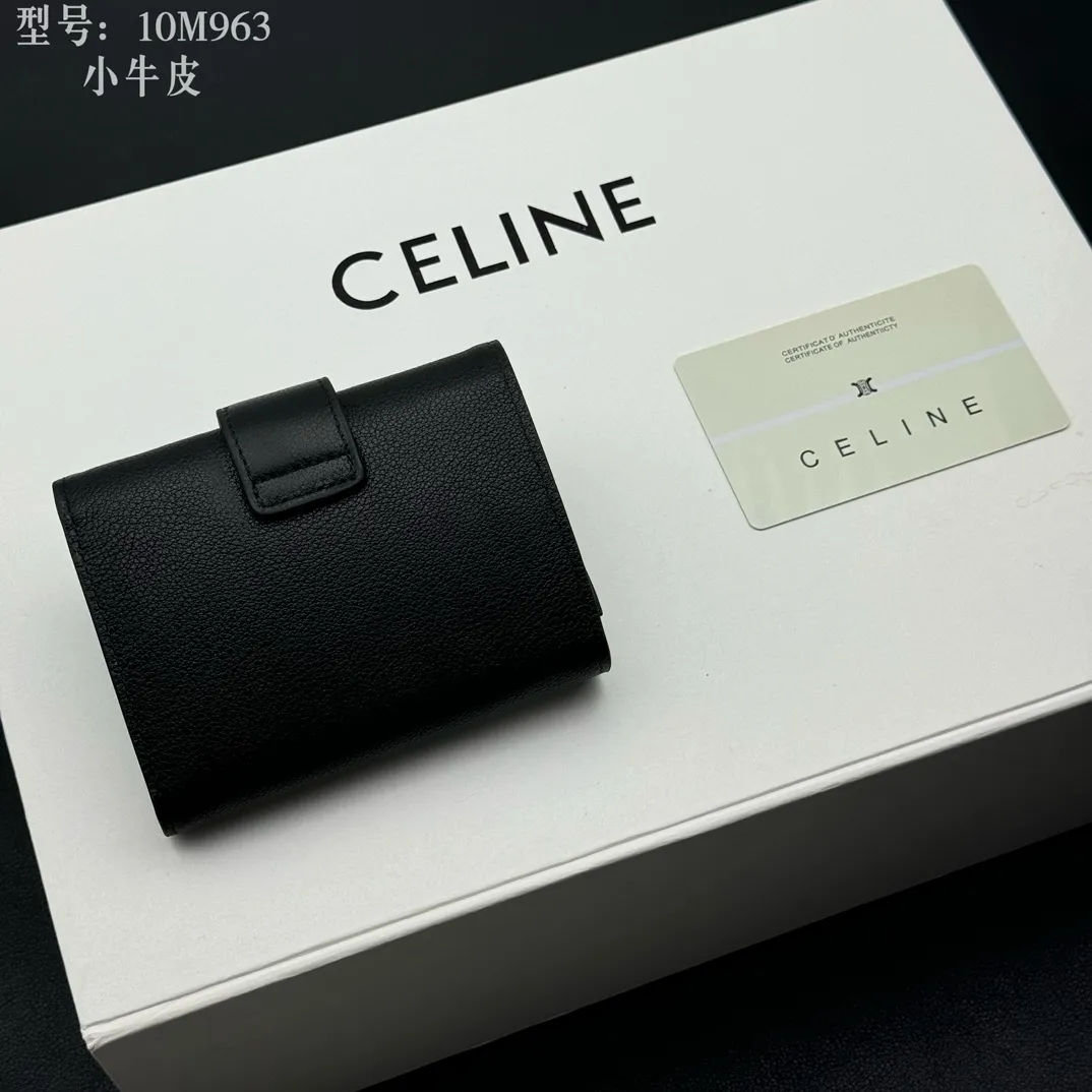 💰160 💎Top quality, full leather inside and outside 𝗖𝗘𝗟𝗜𝗡𝗘 Arc de Triomphe 3-fold hardware wallet # 2-layer cowhide, non-transfer‼ ️ Exclusive real shot of CELINE. There is no color difference in the picture. The details are exactly the same. Small items that enhance taste, classic and popular style. CELINE VICTOIRE soft cow leather exquisite wallet. Cow leather lining. Gold finish. TRIOMPHE metal stud switch. One zipper coin pocket. Four credit card slots. Three flat pockets. One banknote pocket. No.: 10M963 Size: 10.5x8x2