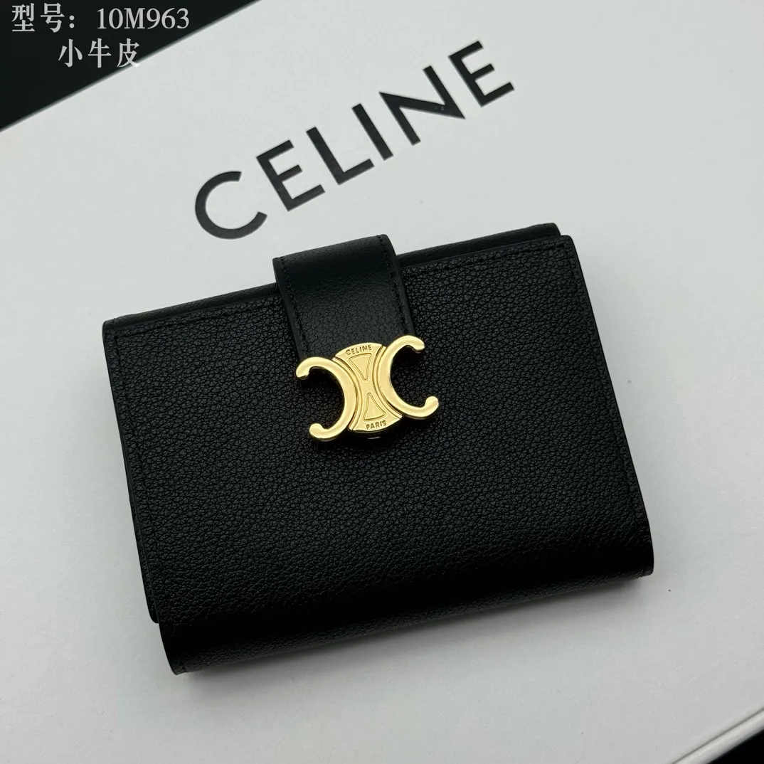 💰160 💎Top quality, full leather inside and outside 𝗖𝗘𝗟𝗜𝗡𝗘 Arc de Triomphe 3-fold hardware wallet # 2-layer cowhide, non-transfer‼ ️ Exclusive real shot of CELINE. There is no color difference in the picture. The details are exactly the same. Small items that enhance taste, classic and popular style. CELINE VICTOIRE soft cow leather exquisite wallet. Cow leather lining. Gold finish. TRIOMPHE metal stud switch. One zipper coin pocket. Four credit card slots. Three flat pockets. One banknote pocket. No.: 10M963 Size: 10.5x8x2