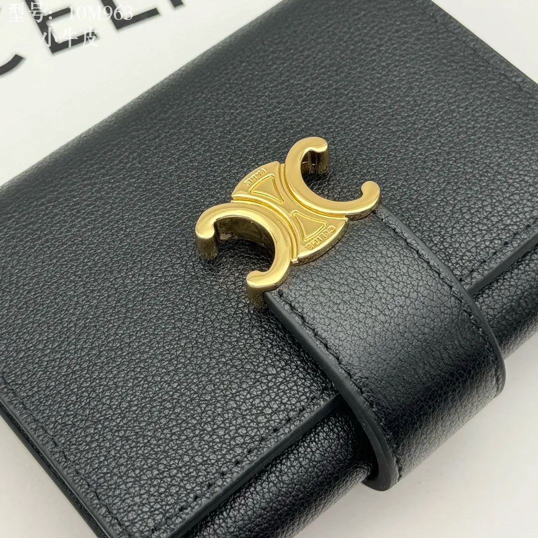 💰160 💎Top quality, full leather inside and outside 𝗖𝗘𝗟𝗜𝗡𝗘 Arc de Triomphe 3-fold hardware wallet # 2-layer cowhide, non-transfer‼ ️ Exclusive real shot of CELINE. There is no color difference in the picture. The details are exactly the same. Small items that enhance taste, classic and popular style. CELINE VICTOIRE soft cow leather exquisite wallet. Cow leather lining. Gold finish. TRIOMPHE metal stud switch. One zipper coin pocket. Four credit card slots. Three flat pockets. One banknote pocket. No.: 10M963 Size: 10.5x8x2