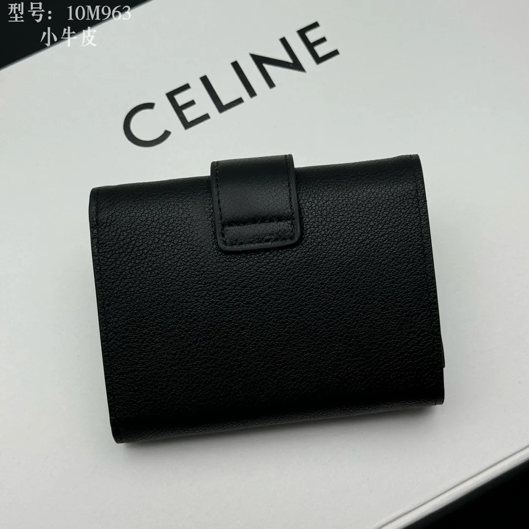 💰160 💎Top quality, full leather inside and outside 𝗖𝗘𝗟𝗜𝗡𝗘 Arc de Triomphe 3-fold hardware wallet # 2-layer cowhide, non-transfer‼ ️ Exclusive real shot of CELINE. There is no color difference in the picture. The details are exactly the same. Small items that enhance taste, classic and popular style. CELINE VICTOIRE soft cow leather exquisite wallet. Cow leather lining. Gold finish. TRIOMPHE metal stud switch. One zipper coin pocket. Four credit card slots. Three flat pockets. One banknote pocket. No.: 10M963 Size: 10.5x8x2