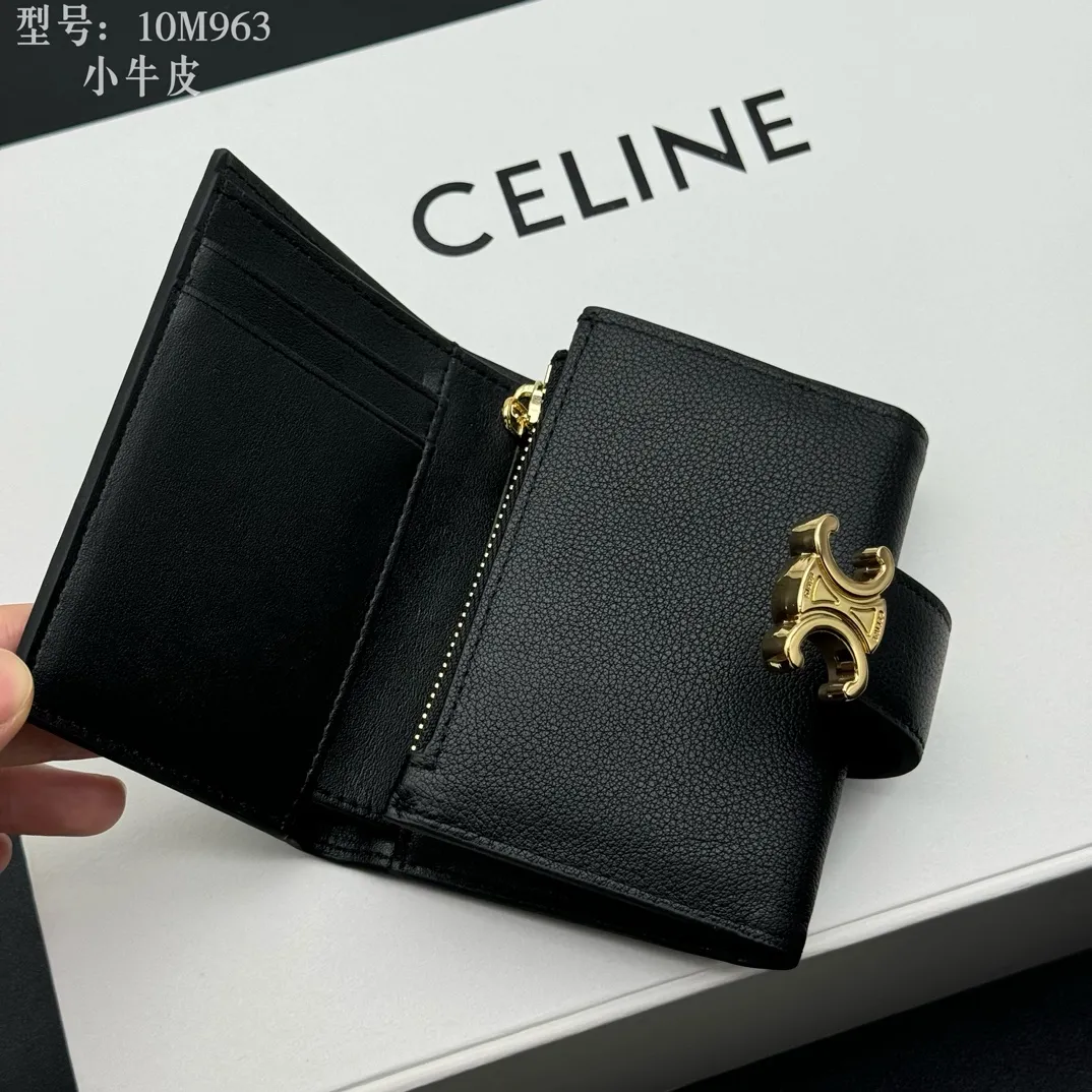 💰160 💎Top quality, full leather inside and outside 𝗖𝗘𝗟𝗜𝗡𝗘 Arc de Triomphe 3-fold hardware wallet # 2-layer cowhide, non-transfer‼ ️ Exclusive real shot of CELINE. There is no color difference in the picture. The details are exactly the same. Small items that enhance taste, classic and popular style. CELINE VICTOIRE soft cow leather exquisite wallet. Cow leather lining. Gold finish. TRIOMPHE metal stud switch. One zipper coin pocket. Four credit card slots. Three flat pockets. One banknote pocket. No.: 10M963 Size: 10.5x8x2