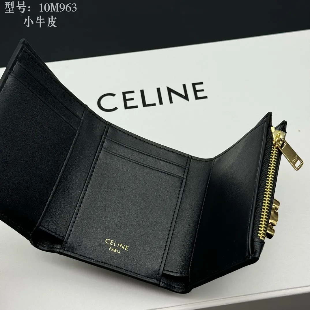 💰160 💎Top quality, full leather inside and outside 𝗖𝗘𝗟𝗜𝗡𝗘 Arc de Triomphe 3-fold hardware wallet # 2-layer cowhide, non-transfer‼ ️ Exclusive real shot of CELINE. There is no color difference in the picture. The details are exactly the same. Small items that enhance taste, classic and popular style. CELINE VICTOIRE soft cow leather exquisite wallet. Cow leather lining. Gold finish. TRIOMPHE metal stud switch. One zipper coin pocket. Four credit card slots. Three flat pockets. One banknote pocket. No.: 10M963 Size: 10.5x8x2