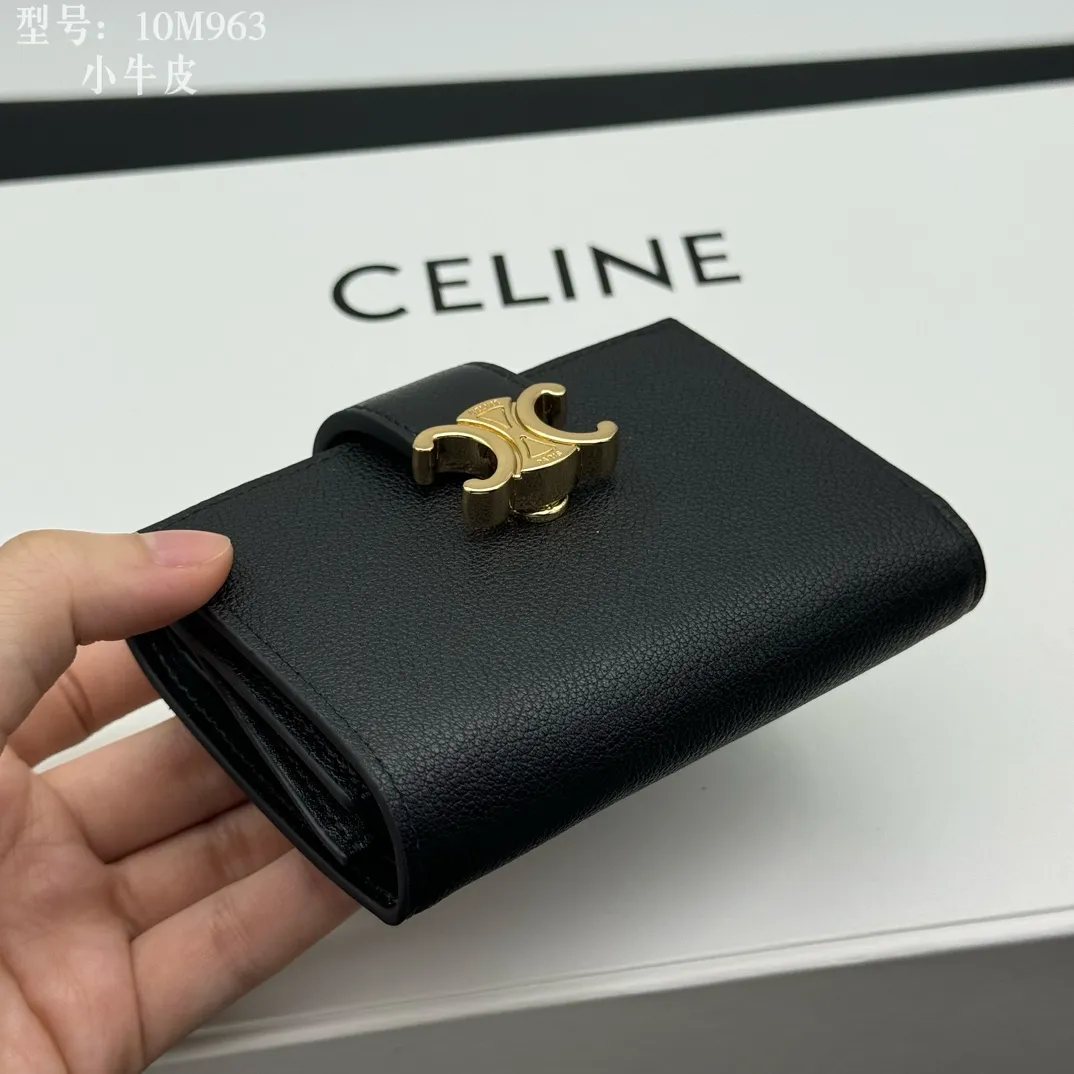 💰160 💎Top quality, full leather inside and outside 𝗖𝗘𝗟𝗜𝗡𝗘 Arc de Triomphe 3-fold hardware wallet # 2-layer cowhide, non-transfer‼ ️ Exclusive real shot of CELINE. There is no color difference in the picture. The details are exactly the same. Small items that enhance taste, classic and popular style. CELINE VICTOIRE soft cow leather exquisite wallet. Cow leather lining. Gold finish. TRIOMPHE metal stud switch. One zipper coin pocket. Four credit card slots. Three flat pockets. One banknote pocket. No.: 10M963 Size: 10.5x8x2