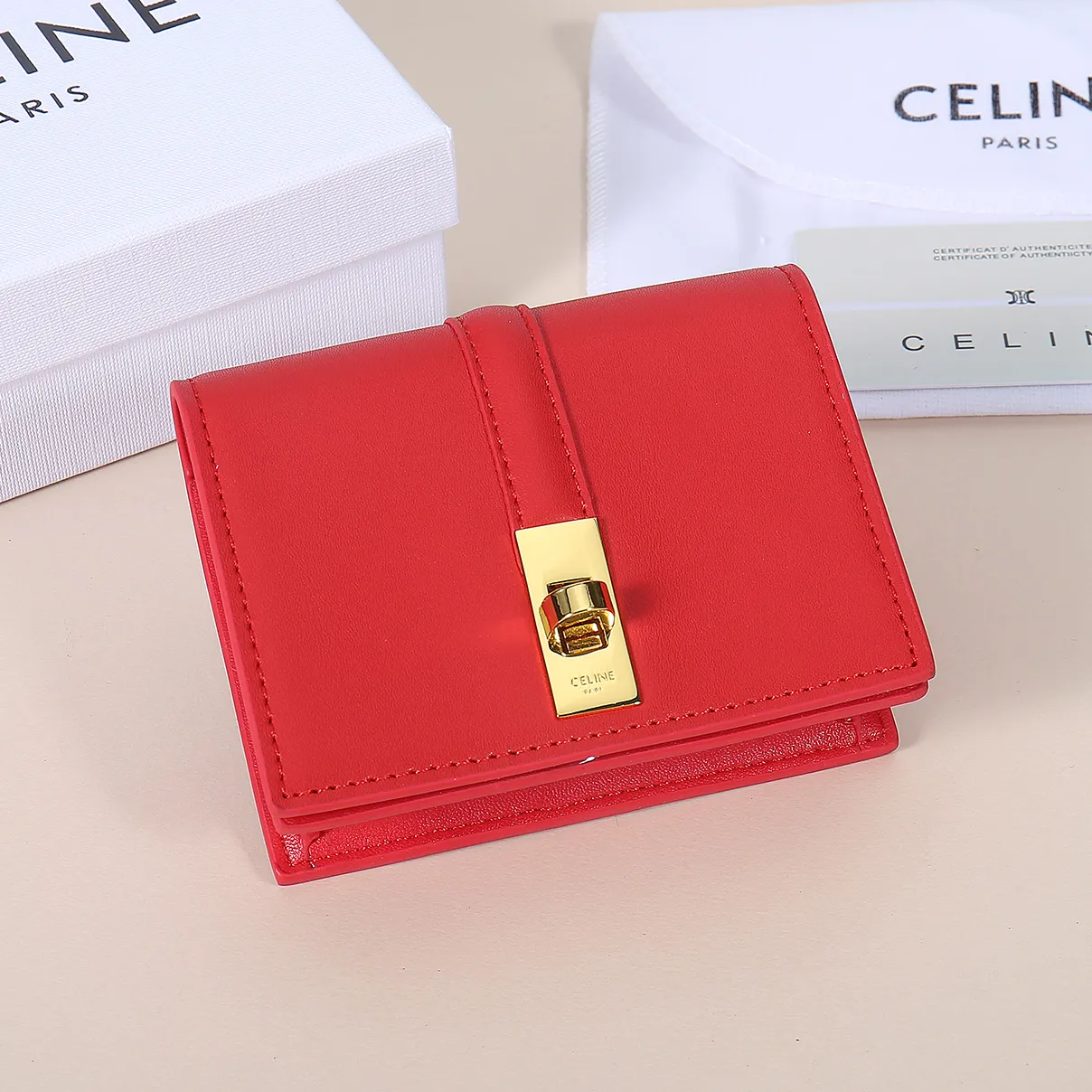💰130, Celine's new card holder, TRIOMPHE flip card holder, large cowhide with plain microfiber interior, rotating lock closure, 1 thickened main compartment, 2 inner card slots. No.: 10M473 Size: 10.5x8.5x3 cm