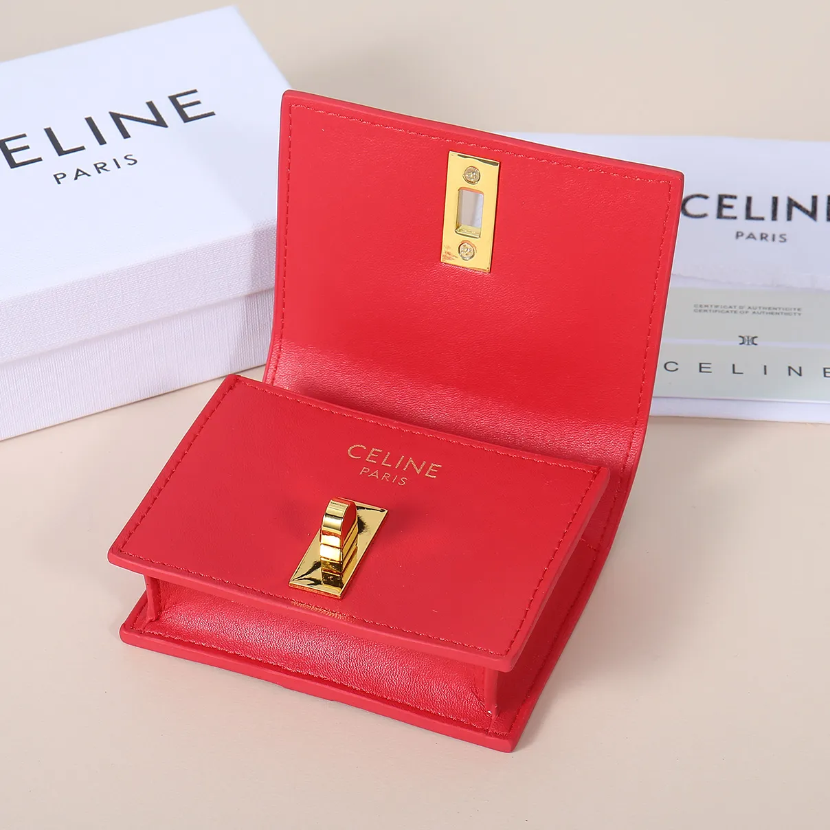 💰130, Celine's new card holder, TRIOMPHE flip card holder, large cowhide with plain microfiber interior, rotating lock closure, 1 thickened main compartment, 2 inner card slots. No.: 10M473 Size: 10.5x8.5x3 cm