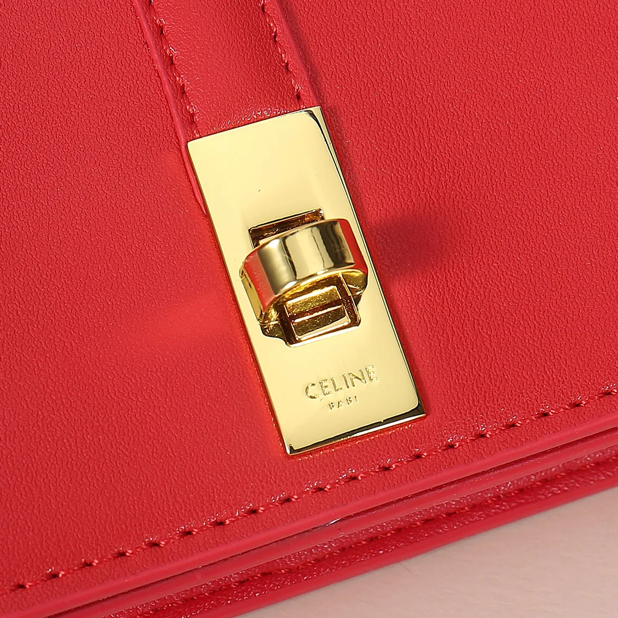 💰130, Celine's new card holder, TRIOMPHE flip card holder, large cowhide with plain microfiber interior, rotating lock closure, 1 thickened main compartment, 2 inner card slots. No.: 10M473 Size: 10.5x8.5x3 cm
