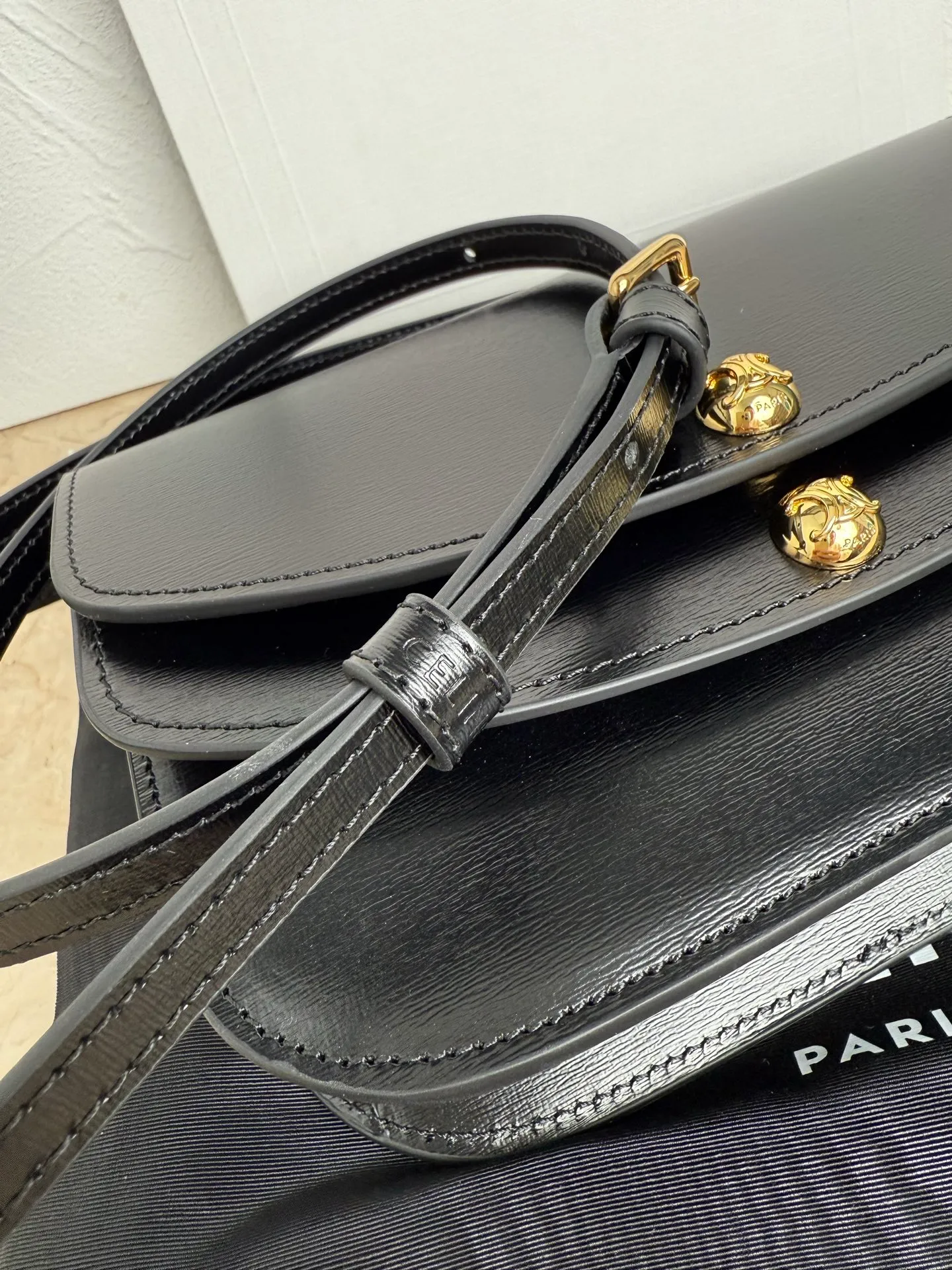 650. New product online🅰️🅰️DUO presbyopic bag The perfect collision of retro and fashion✅ The classic presbyopic pattern comes with a retro filter. The details of the exquisite jewelry accessories are exquisite to the core. The more you look at it, the more you fall in love~ It can be worn on one shoulder, across the body or in the hand. The length of the shoulder strap can be adjusted, and it can be easily controlled in various styles. Wear it with casual clothes, and it instantly looks more casual and fashionable. Wear it with a small skirt, and it will directly add a sense of retro elegance.  What surprises me the most is its capacity. Despite its compact appearance, there is plenty of space inside to store small daily items such as mobile phones, lipstick, and powder. It comes with its own card holder 💳 It is full of practicality!  Whether it is used as a daily commuter bag or an artifact for going out on the street, it can be perfectly qualified. It is definitely not a loss to buy. It is the kind of treasure bag that gets more flavorful the more you carry it. Meimeimei Model No.: 10p1344 Color: Black Size: 20x13x6cm (with original packaging) 16893054