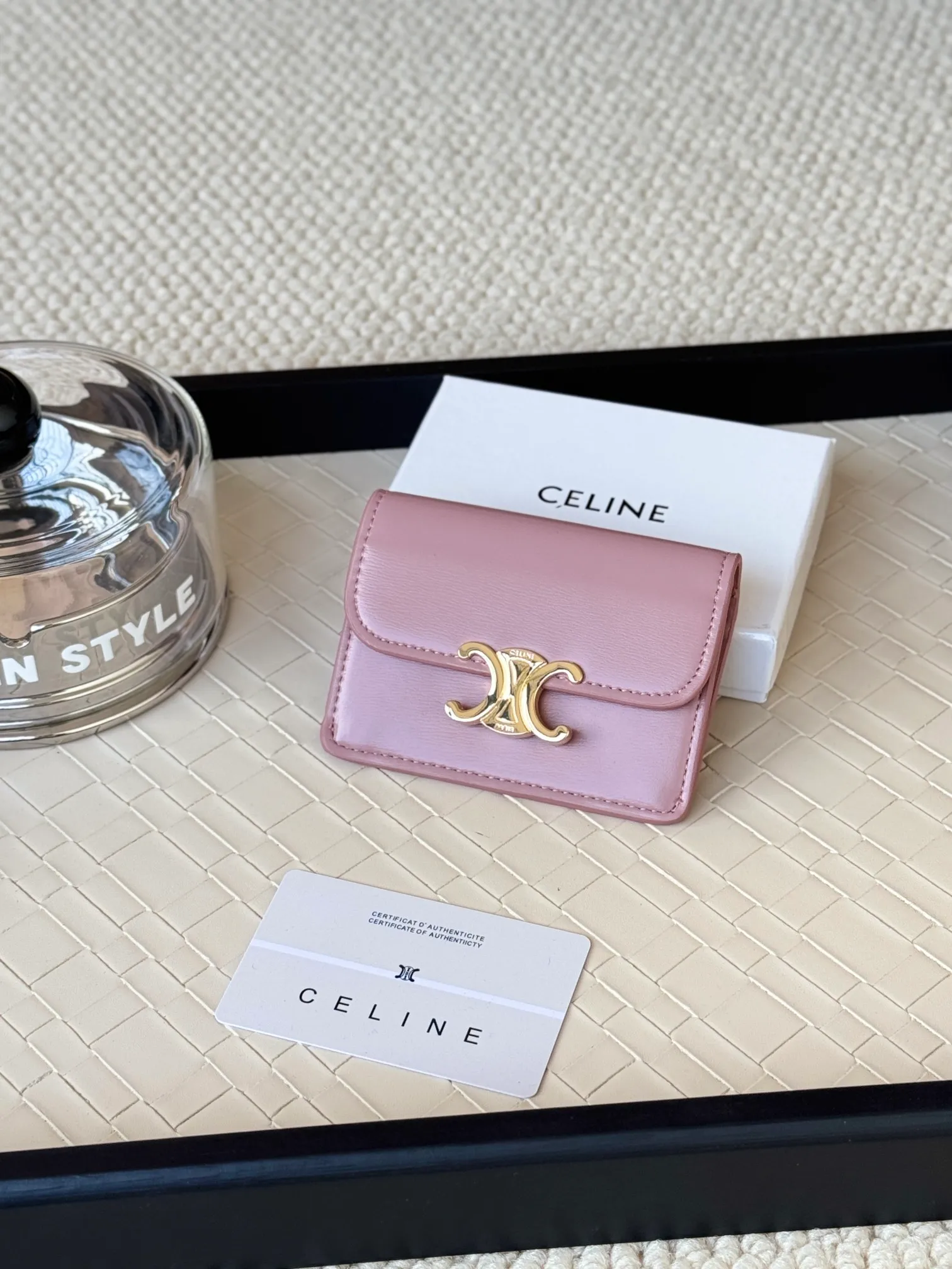 💰130 Celine's new card holder is online, ce's new classic card holder, with cow leather interior and triomphe snap closure, with 4 card slots inside and 1 outside card slot. It is easy to carry when going out, looks and wear-resistant, and is super light weight! Style number: 10L583 Size: 10.5x7x1cm