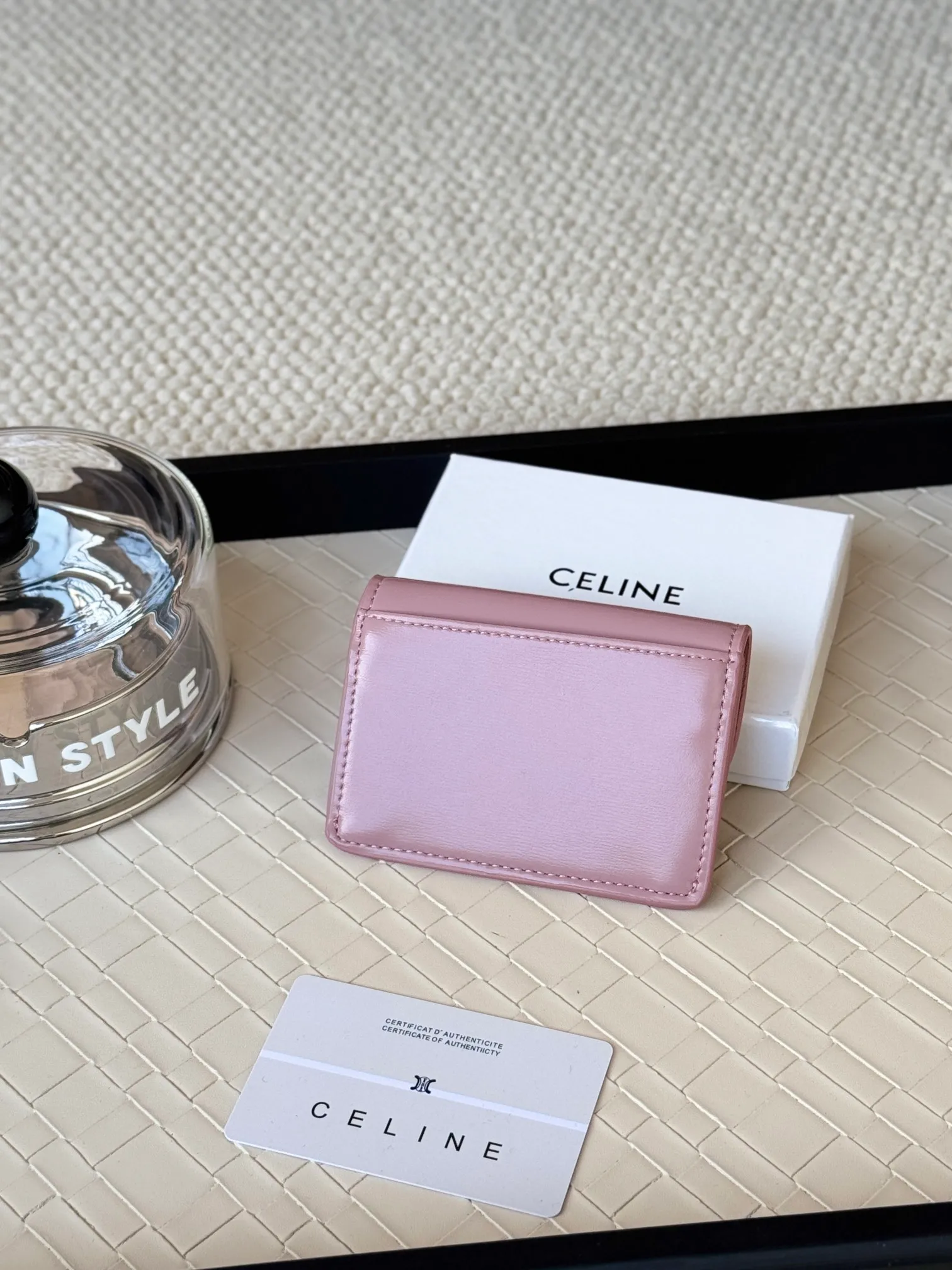 💰130 Celine's new card holder is online, ce's new classic card holder, with cow leather interior and triomphe snap closure, with 4 card slots inside and 1 outside card slot. It is easy to carry when going out, looks and wear-resistant, and is super light weight! Style number: 10L583 Size: 10.5x7x1cm