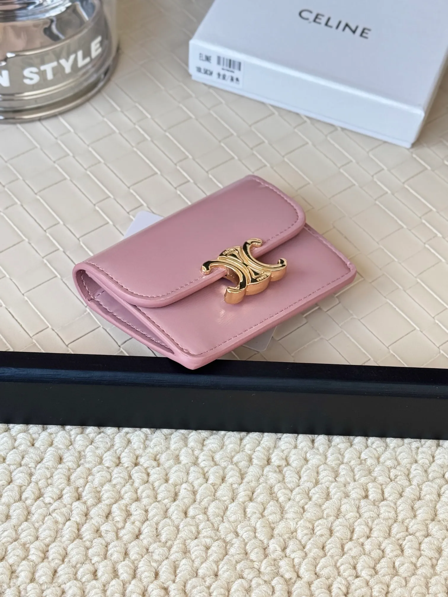 💰130 Celine's new card holder is online, ce's new classic card holder, with cow leather interior and triomphe snap closure, with 4 card slots inside and 1 outside card slot. It is easy to carry when going out, looks and wear-resistant, and is super light weight! Style number: 10L583 Size: 10.5x7x1cm