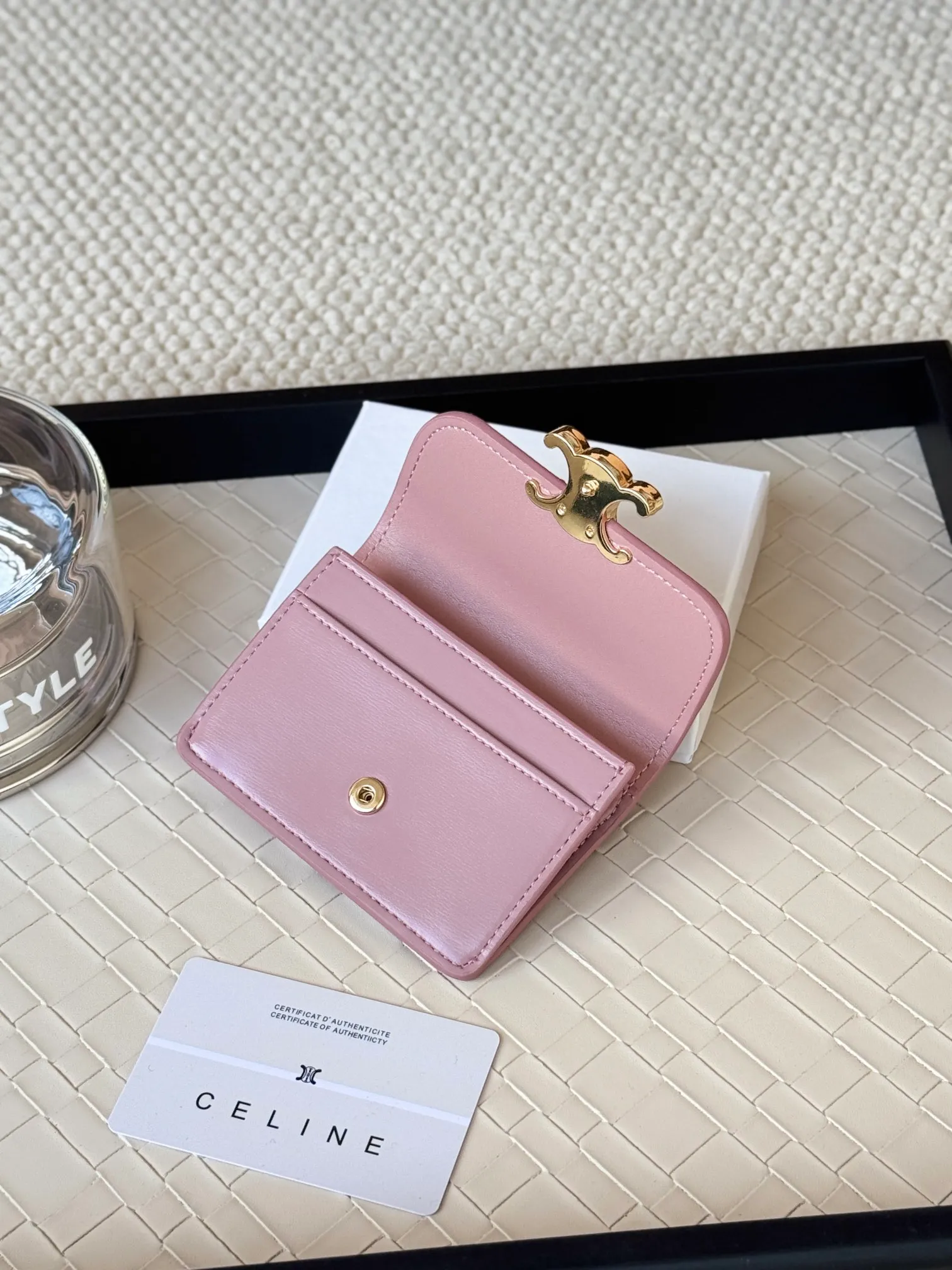 💰130 Celine's new card holder is online, ce's new classic card holder, with cow leather interior and triomphe snap closure, with 4 card slots inside and 1 outside card slot. It is easy to carry when going out, looks and wear-resistant, and is super light weight! Style number: 10L583 Size: 10.5x7x1cm