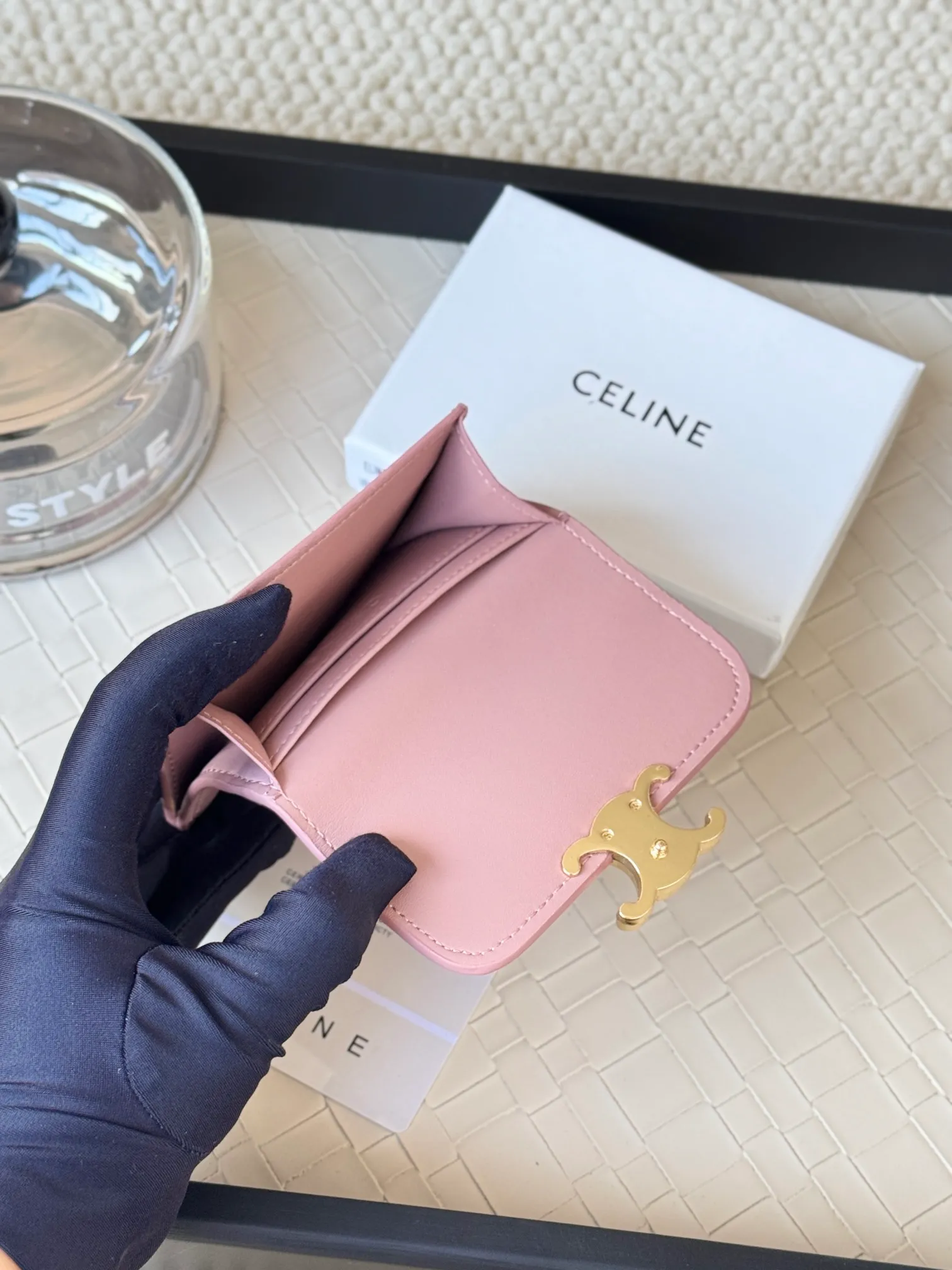 💰130 Celine's new card holder is online, ce's new classic card holder, with cow leather interior and triomphe snap closure, with 4 card slots inside and 1 outside card slot. It is easy to carry when going out, looks and wear-resistant, and is super light weight! Style number: 10L583 Size: 10.5x7x1cm