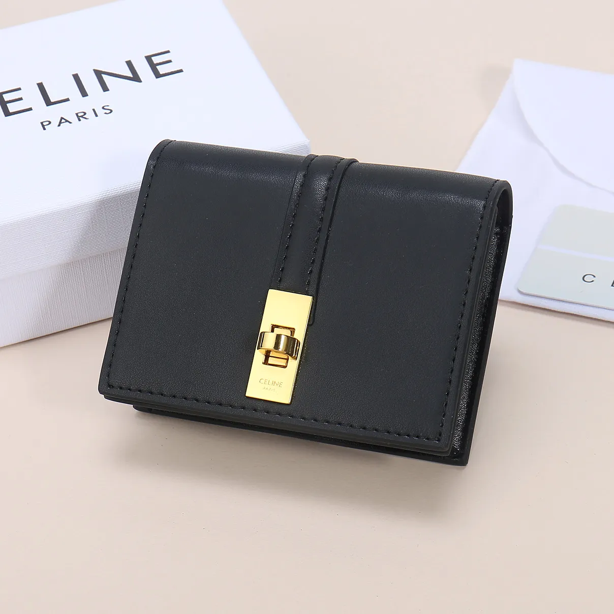 💰130, Celine's new card holder, TRIOMPHE flip card holder, large cowhide with plain microfiber interior, rotating lock closure, 1 thickened main compartment, 2 inner card slots. No.: 10M473 Size: 10.5x8.5x3 cm