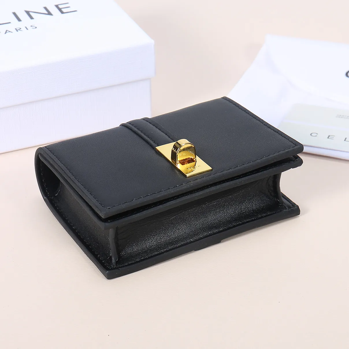 💰130, Celine's new card holder, TRIOMPHE flip card holder, large cowhide with plain microfiber interior, rotating lock closure, 1 thickened main compartment, 2 inner card slots. No.: 10M473 Size: 10.5x8.5x3 cm