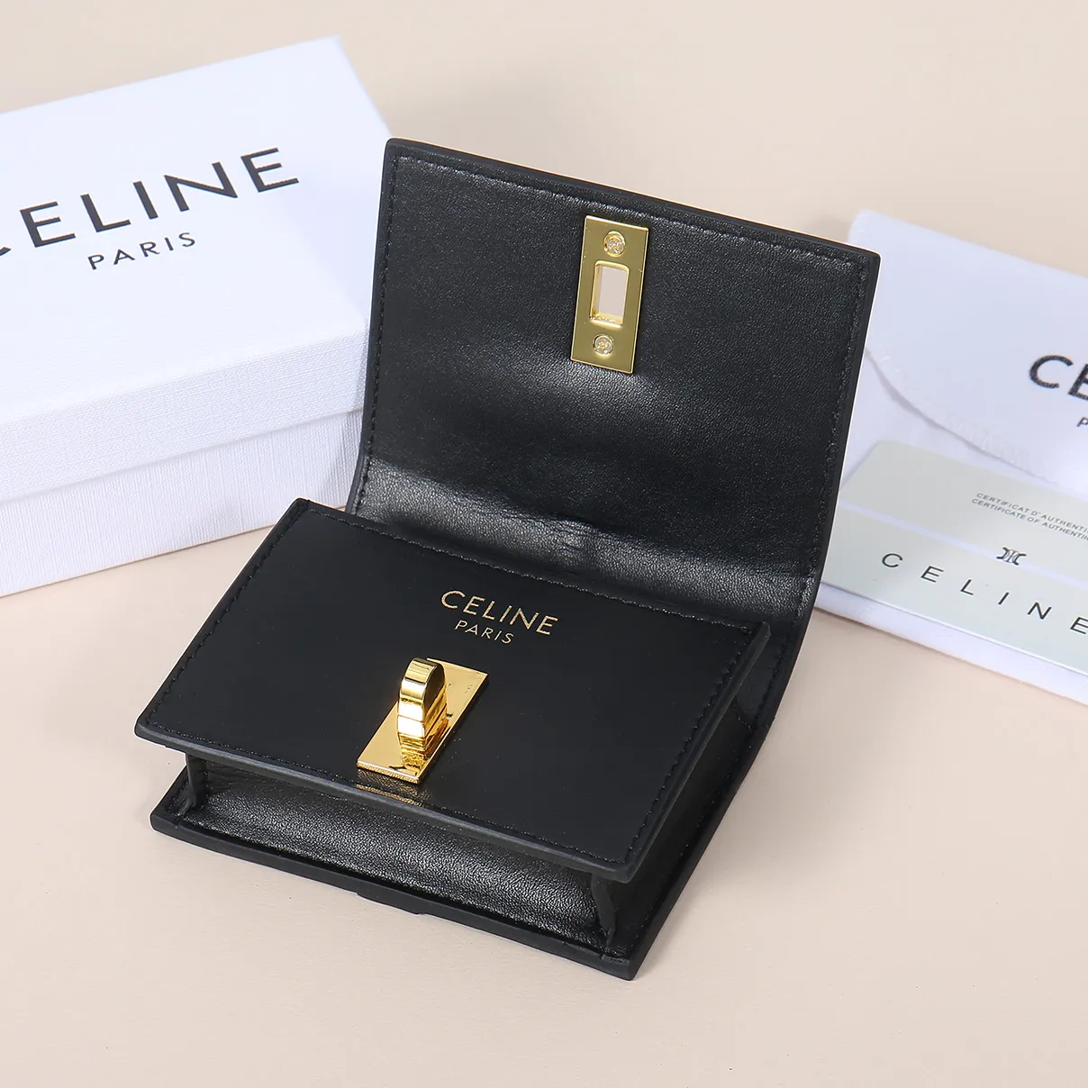 💰130, Celine's new card holder, TRIOMPHE flip card holder, large cowhide with plain microfiber interior, rotating lock closure, 1 thickened main compartment, 2 inner card slots. No.: 10M473 Size: 10.5x8.5x3 cm