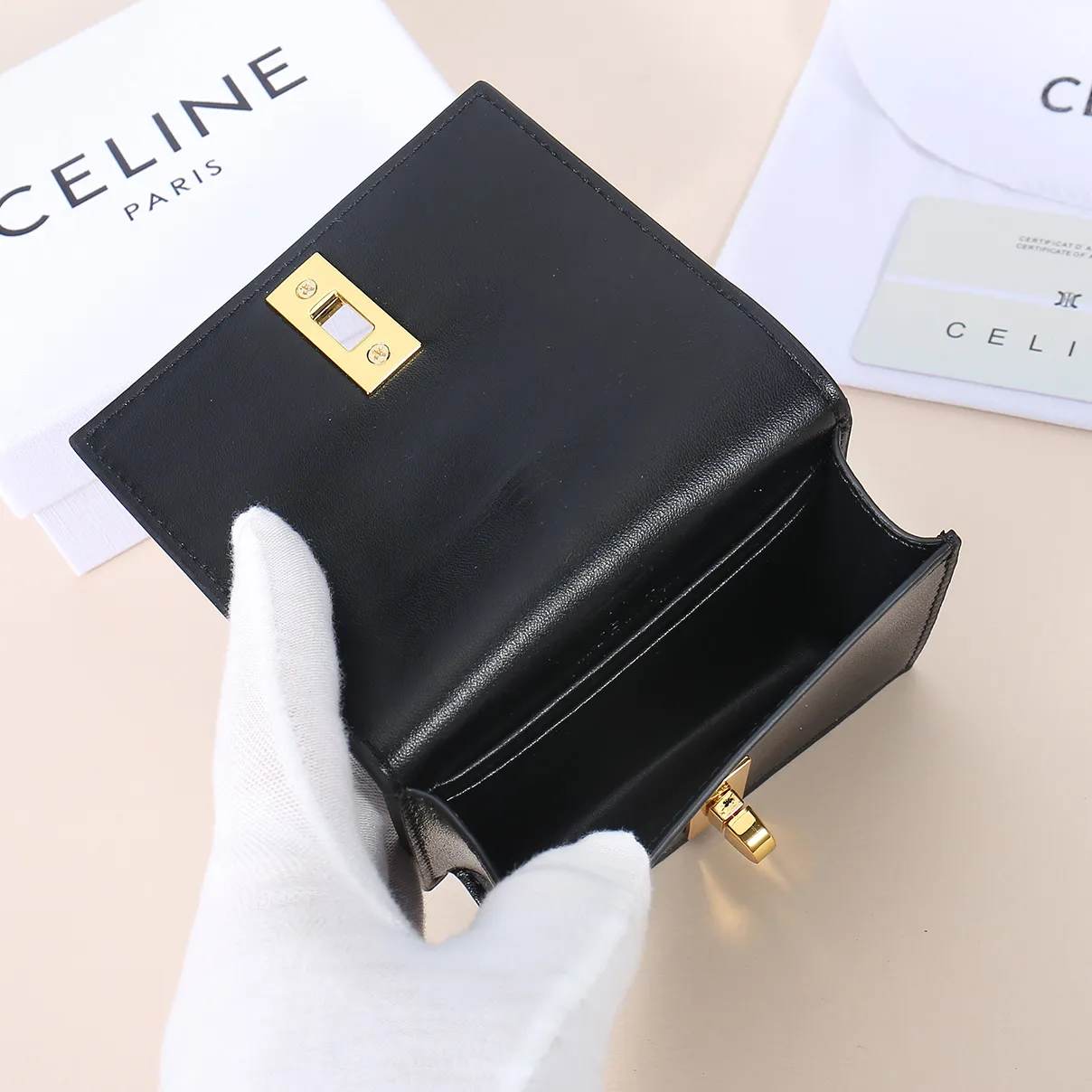 💰130, Celine's new card holder, TRIOMPHE flip card holder, large cowhide with plain microfiber interior, rotating lock closure, 1 thickened main compartment, 2 inner card slots. No.: 10M473 Size: 10.5x8.5x3 cm