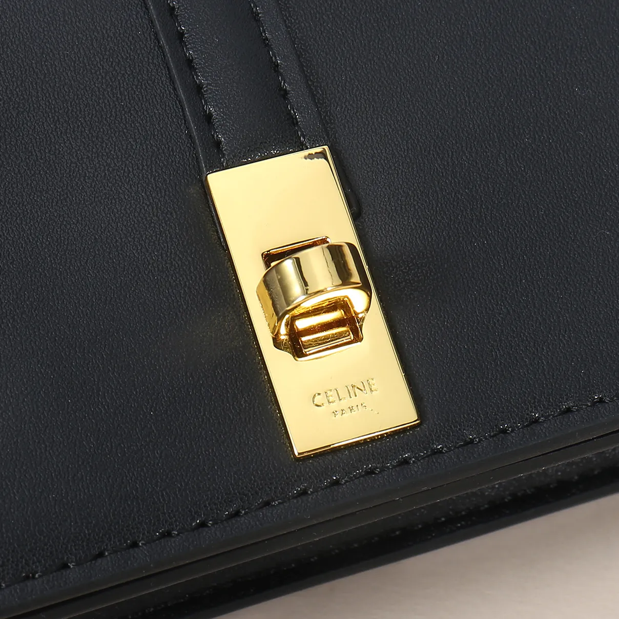 💰130, Celine's new card holder, TRIOMPHE flip card holder, large cowhide with plain microfiber interior, rotating lock closure, 1 thickened main compartment, 2 inner card slots. No.: 10M473 Size: 10.5x8.5x3 cm