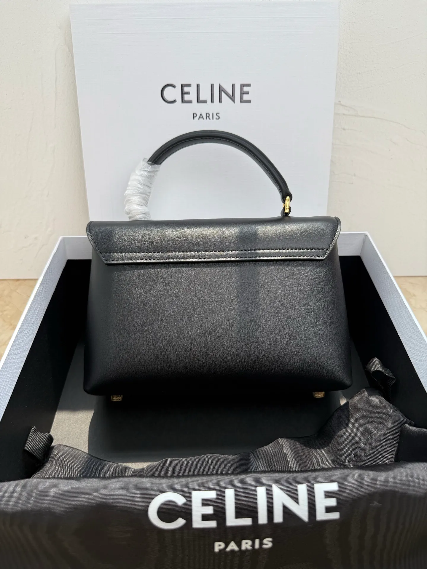p1500 New product launched 🅰️🅰️CE Arc de Triomphe kelly handbag 👜 New Arc de Triomphe storage bag full of high-end feel! Simple and exquisite outline, whether it is calm black, low-key brown, classic presbyopia color scheme, etc... all exude an unparalleled sense of luxury ❤️ The lines of kelly's classic shape are simple and elegant, without unnecessary decoration, showing the aesthetic charm🫶🏻 Style number: 118113 Size: 20.5x13x8 (with original packaging)