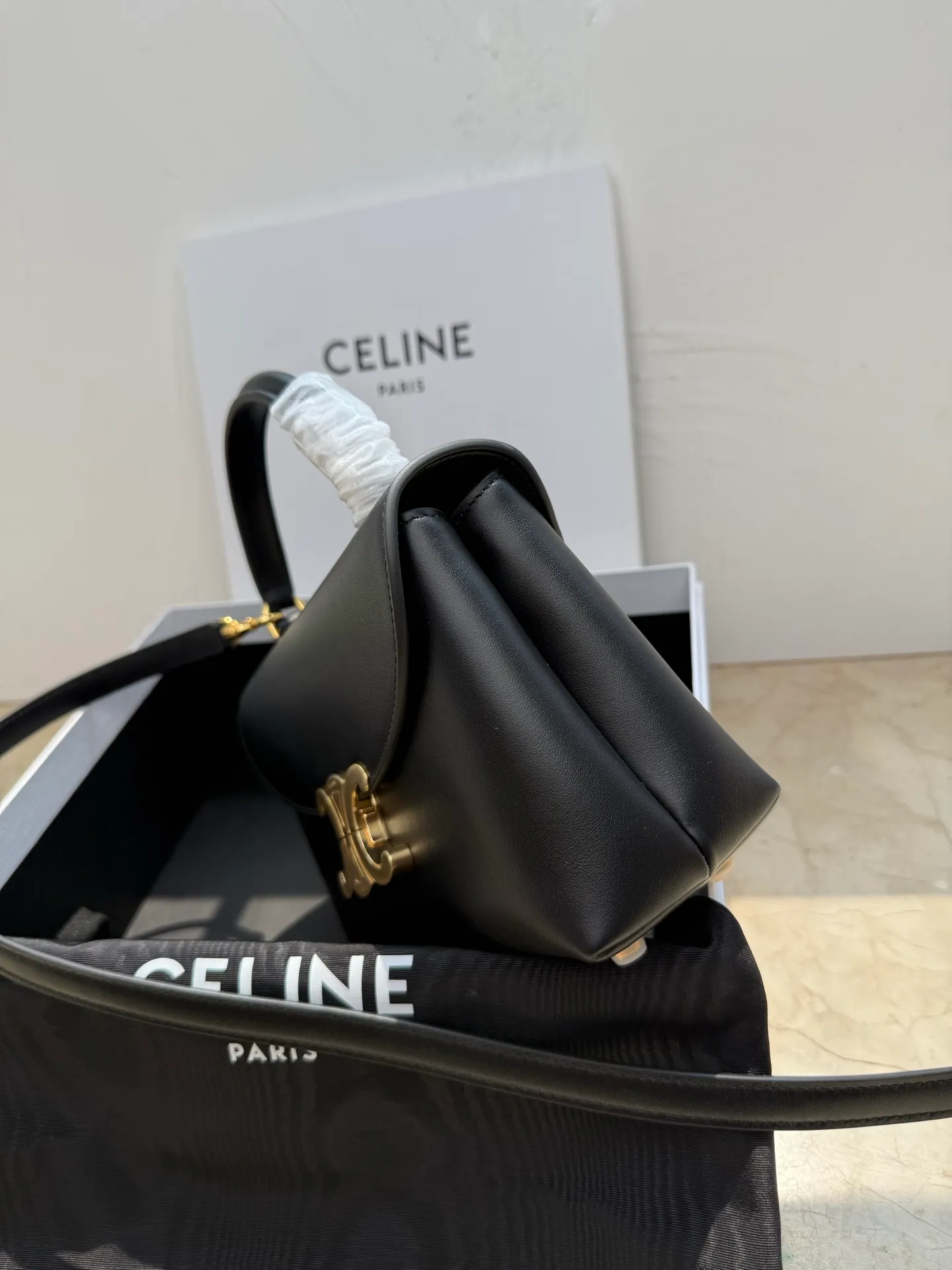 p1500 New product launched 🅰️🅰️CE Arc de Triomphe kelly handbag 👜 New Arc de Triomphe storage bag full of high-end feel! Simple and exquisite outline, whether it is calm black, low-key brown, classic presbyopia color scheme, etc... all exude an unparalleled sense of luxury ❤️ The lines of kelly's classic shape are simple and elegant, without unnecessary decoration, showing the aesthetic charm🫶🏻 Style number: 118113 Size: 20.5x13x8 (with original packaging)