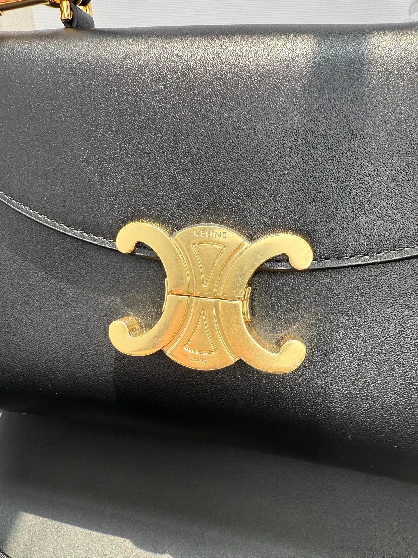 p1500 New product launched 🅰️🅰️CE Arc de Triomphe kelly handbag 👜 New Arc de Triomphe storage bag full of high-end feel! Simple and exquisite outline, whether it is calm black, low-key brown, classic presbyopia color scheme, etc... all exude an unparalleled sense of luxury ❤️ The lines of kelly's classic shape are simple and elegant, without unnecessary decoration, showing the aesthetic charm🫶🏻 Style number: 118113 Size: 20.5x13x8 (with original packaging)