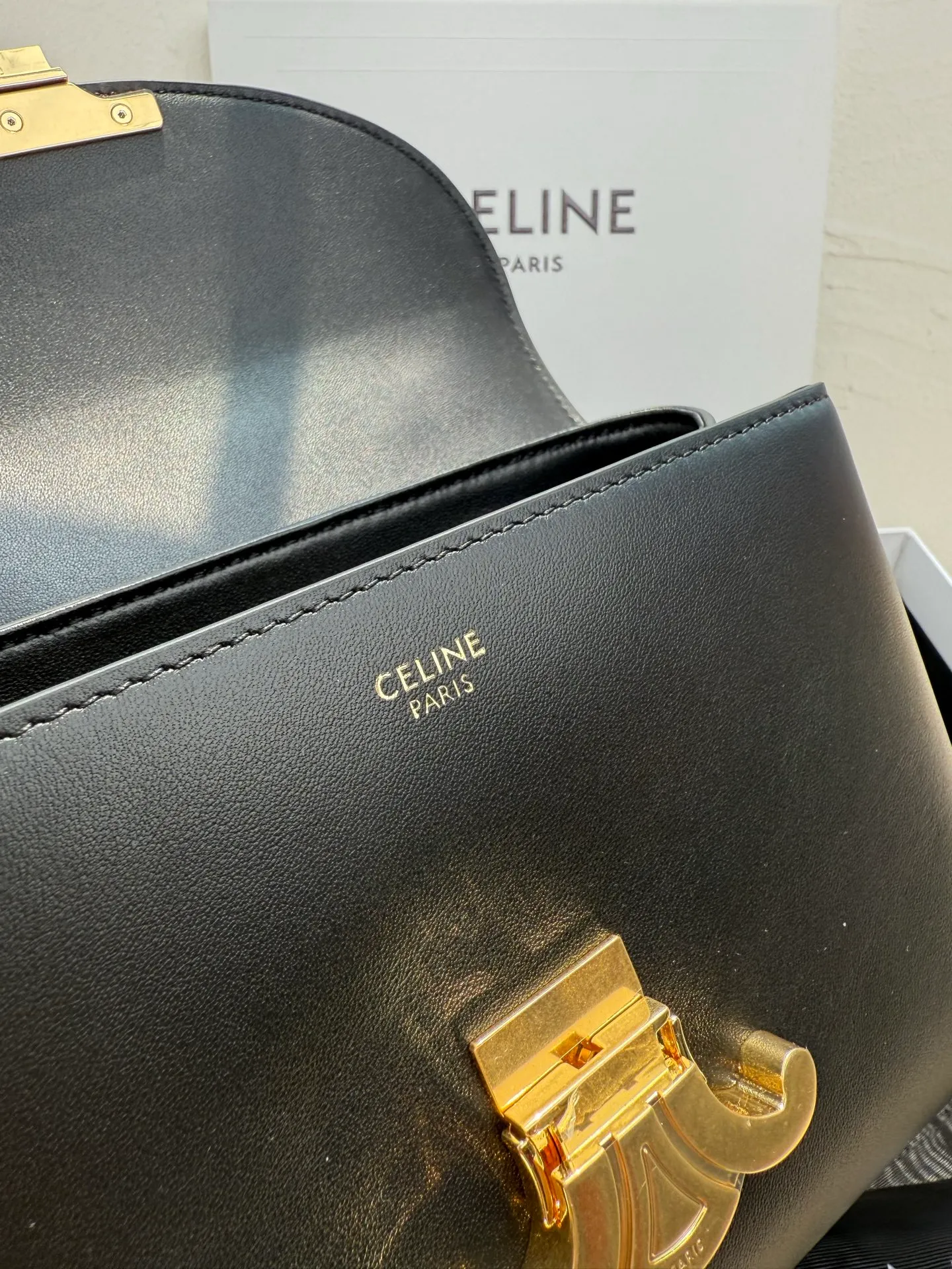 p1500 New product launched 🅰️🅰️CE Arc de Triomphe kelly handbag 👜 New Arc de Triomphe storage bag full of high-end feel! Simple and exquisite outline, whether it is calm black, low-key brown, classic presbyopia color scheme, etc... all exude an unparalleled sense of luxury ❤️ The lines of kelly's classic shape are simple and elegant, without unnecessary decoration, showing the aesthetic charm🫶🏻 Style number: 118113 Size: 20.5x13x8 (with original packaging)