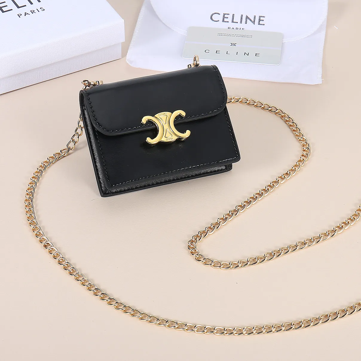 💰140, Celine's new chain TRIOMPHE business card bag, which can be worn cross-body, has a large cowhide surface with plain microfiber, gold-finished TRIOMPHE metal snap closure, 1 thickened main compartment, and 3 inner card slots. No.: 10N062 Size: 10.5x8.5x3 cm
