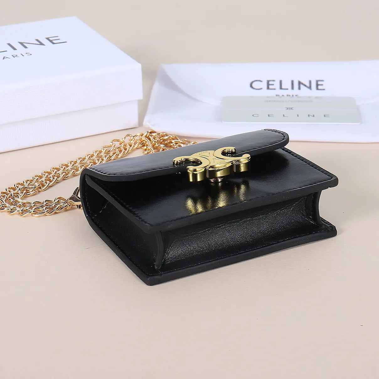 💰140, Celine's new chain TRIOMPHE business card bag, which can be worn cross-body, has a large cowhide surface with plain microfiber, gold-finished TRIOMPHE metal snap closure, 1 thickened main compartment, and 3 inner card slots. No.: 10N062 Size: 10.5x8.5x3 cm