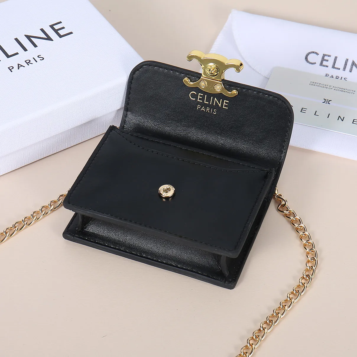 💰140, Celine's new chain TRIOMPHE business card bag, which can be worn cross-body, has a large cowhide surface with plain microfiber, gold-finished TRIOMPHE metal snap closure, 1 thickened main compartment, and 3 inner card slots. No.: 10N062 Size: 10.5x8.5x3 cm