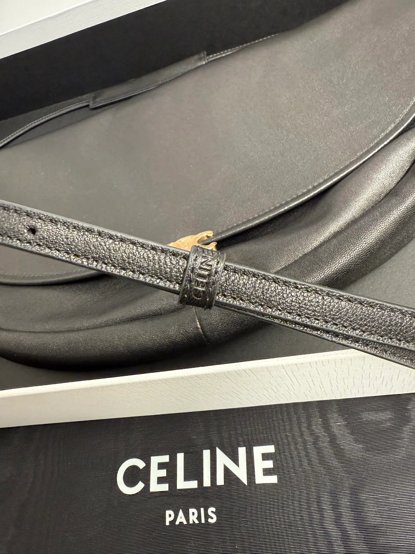 p1800. Soft Triomphe Halfmoon bag is fashionable✨ CELINE 26SPRING half-moon bag~ Fashionable and special-shaped bag. Large capacity can be used under armpit & one shoulder [kiss an R] I like the shiny leather. The material is shiny lambskin. It is quite light and has a minimalist and neat silhouette. It is fashionable in autumn and winter and can be pinched by the handle✨ Size: 46×19×10 Model: 124142